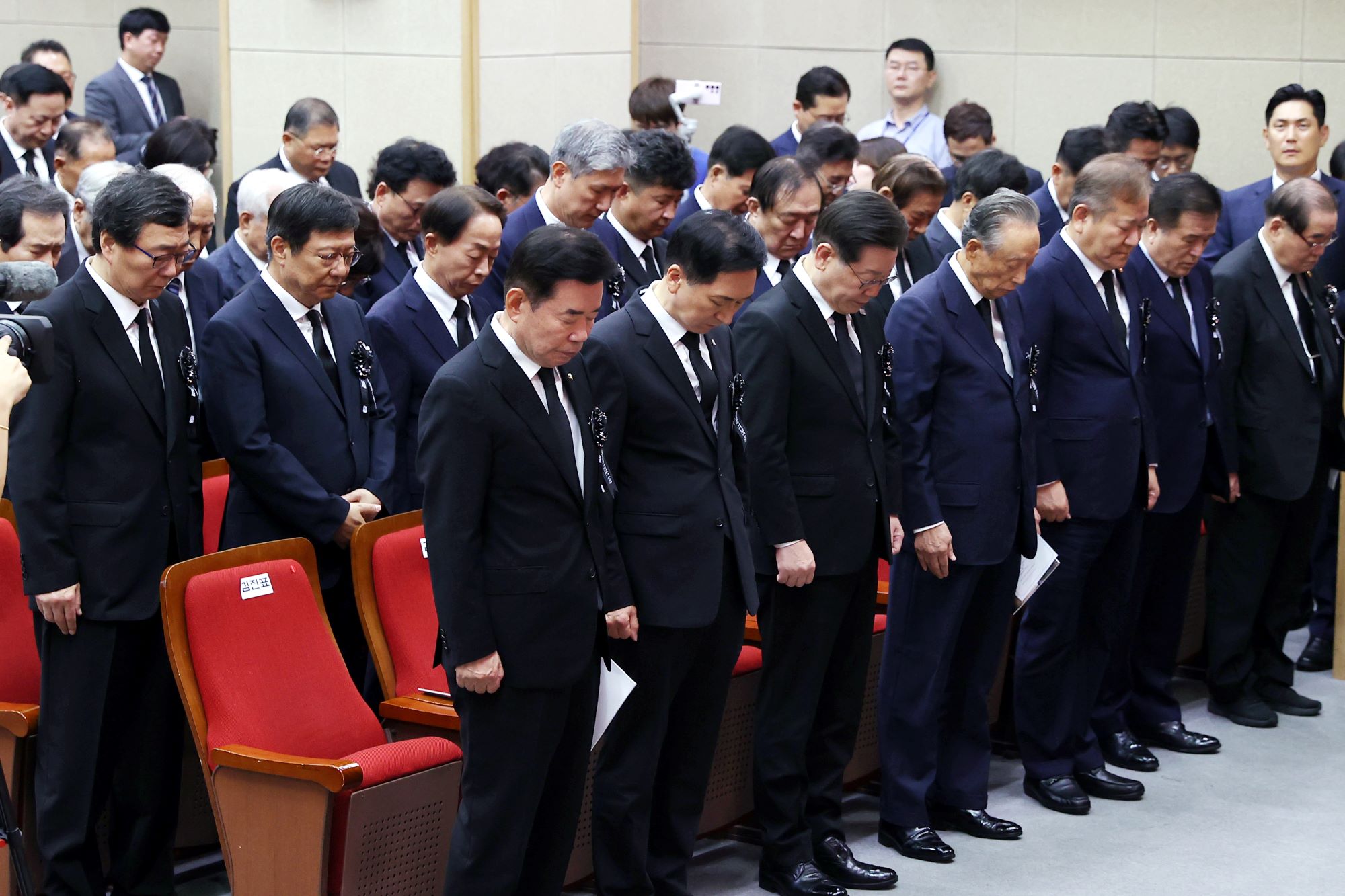 18일(목) 국립서울현충원 현충관에서 열린 '김대중 대통령 서거 14주기 추도식'에서 김진표 국회의장(앞줄 왼쪽) 등 참석자들이 묵념을 하고 있다.(사진=국회사무처 사진팀)