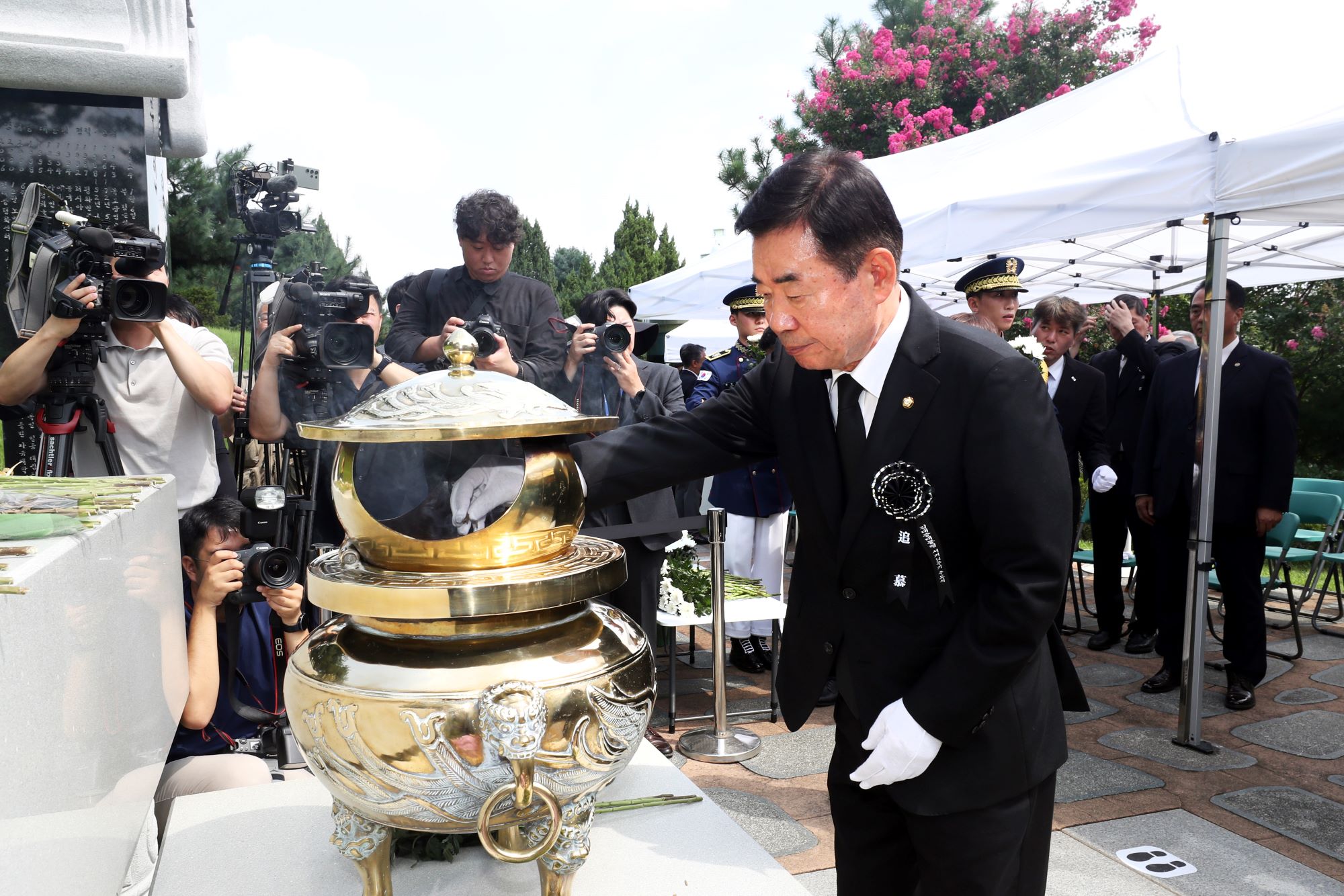 김진표 국회의장이 18일(목) 국립서울현충원 현충관에서 열린 '김대중 대통령 서거 14주기 추도식'에서 분향을 하고 있다.(사진=국회사무처 사진팀)