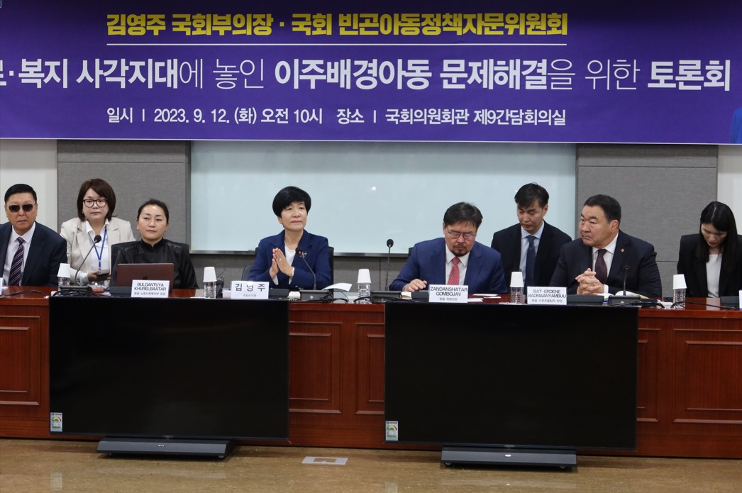 12일(화) 국회의원회관 제9간담회실에서 김영주 국회부의장과 국회 빈곤아동정책자문위원회 주최로 열린 '의료·복지 사각지대에 놓인 이주배경아동 문제해결을 위한 토론회'에서다.