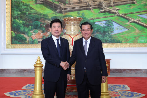 김진표 국회의장이 현지시간 8일(금) 훈 센 국민당(CPP) 캄보디아 총재(전 총리)와 만나 기념촬영을 하고 있다.(사진=국회사무처 사진팀)