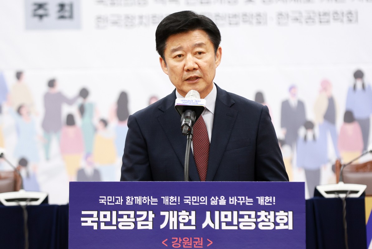 국회의장 직속 헌법개정 및 정치제도 개선 자문위원회 박상철 공동위원장이 14일(목) 오후 강원특별자치도청에서 열린 제2회 '국민공감 개헌 시민공청회'에서 개회사를 하고 있다.(사진=김지범 촬영관)