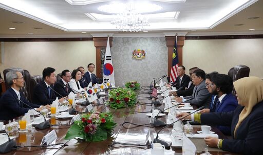 김진표 국회의장이 현지시간 11일(월) 말레이시아 의회를 방문해 조하리 압둘 하원의장과 대화를 나누고 있다.(사진=국회사무처 사진팀)
