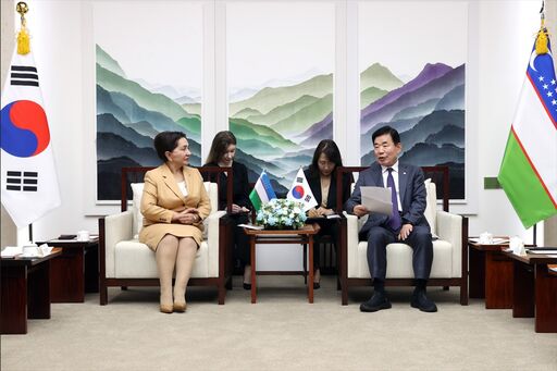 김진표 국회의장은 18일(화) 오전 의장접견실에서 탄질라 나르바예바 우즈베키스탄 상원의장과 회담을 했다