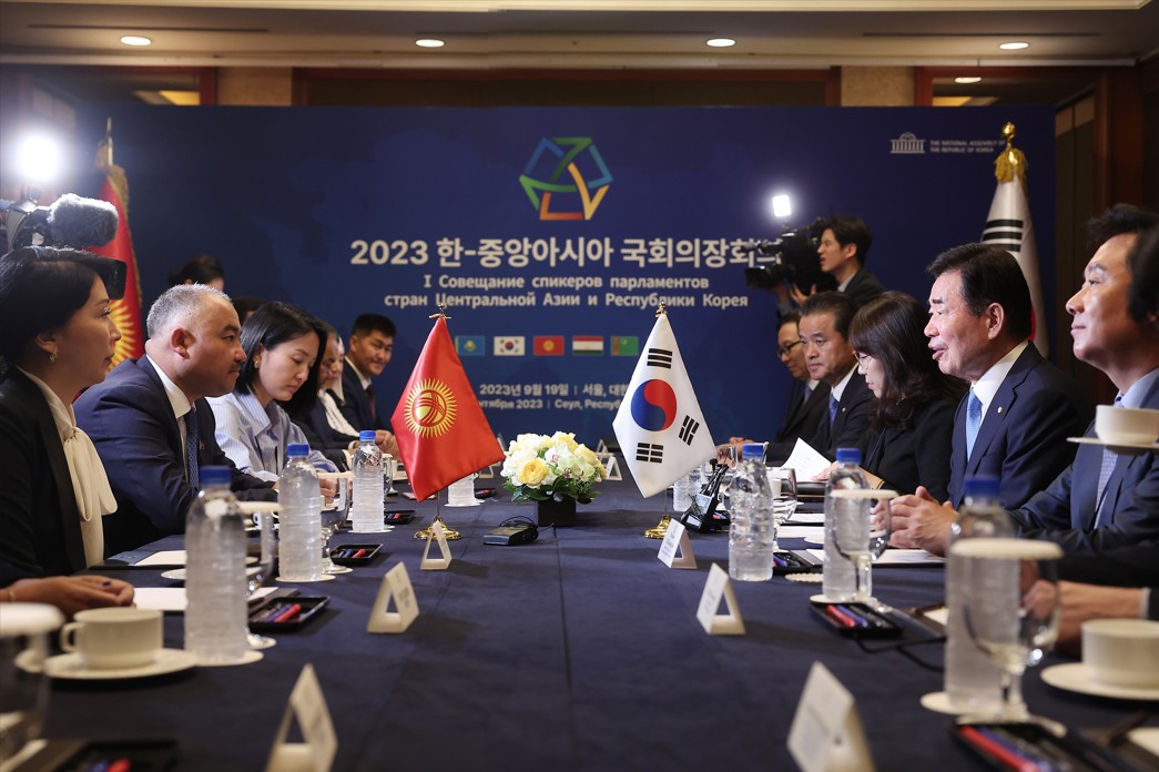 김진표 국회의장은 19일(화) 오전 서울 소공동 롯데호텔에서 누를란베크 샤키예프 키르기스스탄 국회의장과 회담