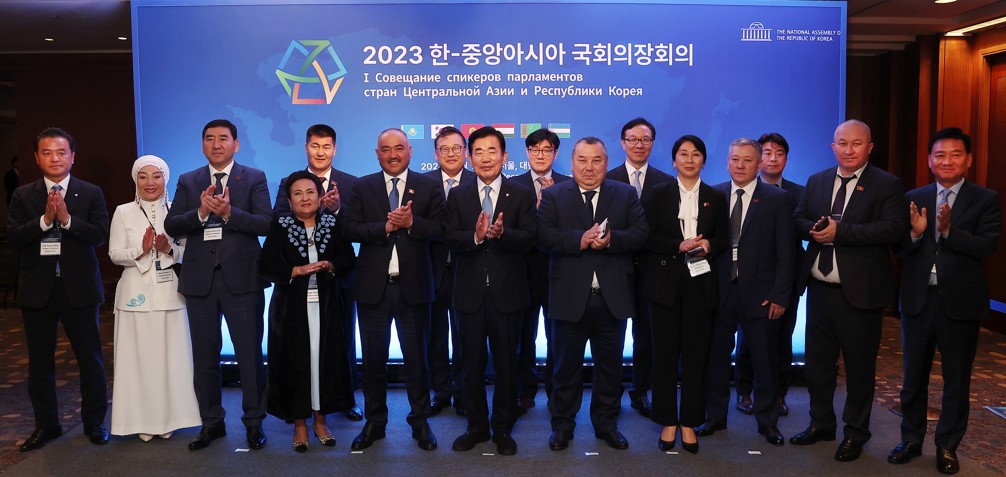 김진표 국회의장은 19일(화) 오전 서울 소공동 롯데호텔에서 누를란베크 샤키예프 키르기스스탄 국회의장과 회담