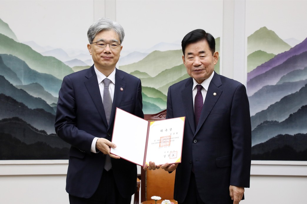김진표 국회의장은 8일(수) 오전 의장접견실(본관 301호)에서 고위공직자범죄수사처장(공수처장) 후보추천위원회 위원으로 김상환 법원행정처장