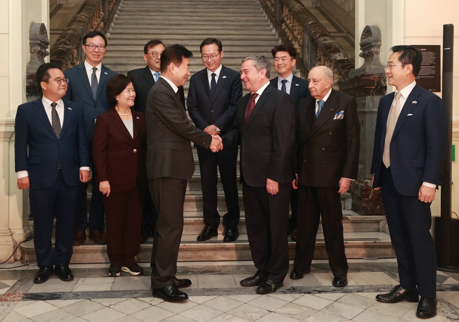 칠레를 공식 방문한 김진표 의장이 현지시간 16일(목) 오전 상원 회의장에서 후안 안토니오 콜로마 코레아 상원의장과 양자회담을 하고 있다.(사진=국회사무처 사진팀)