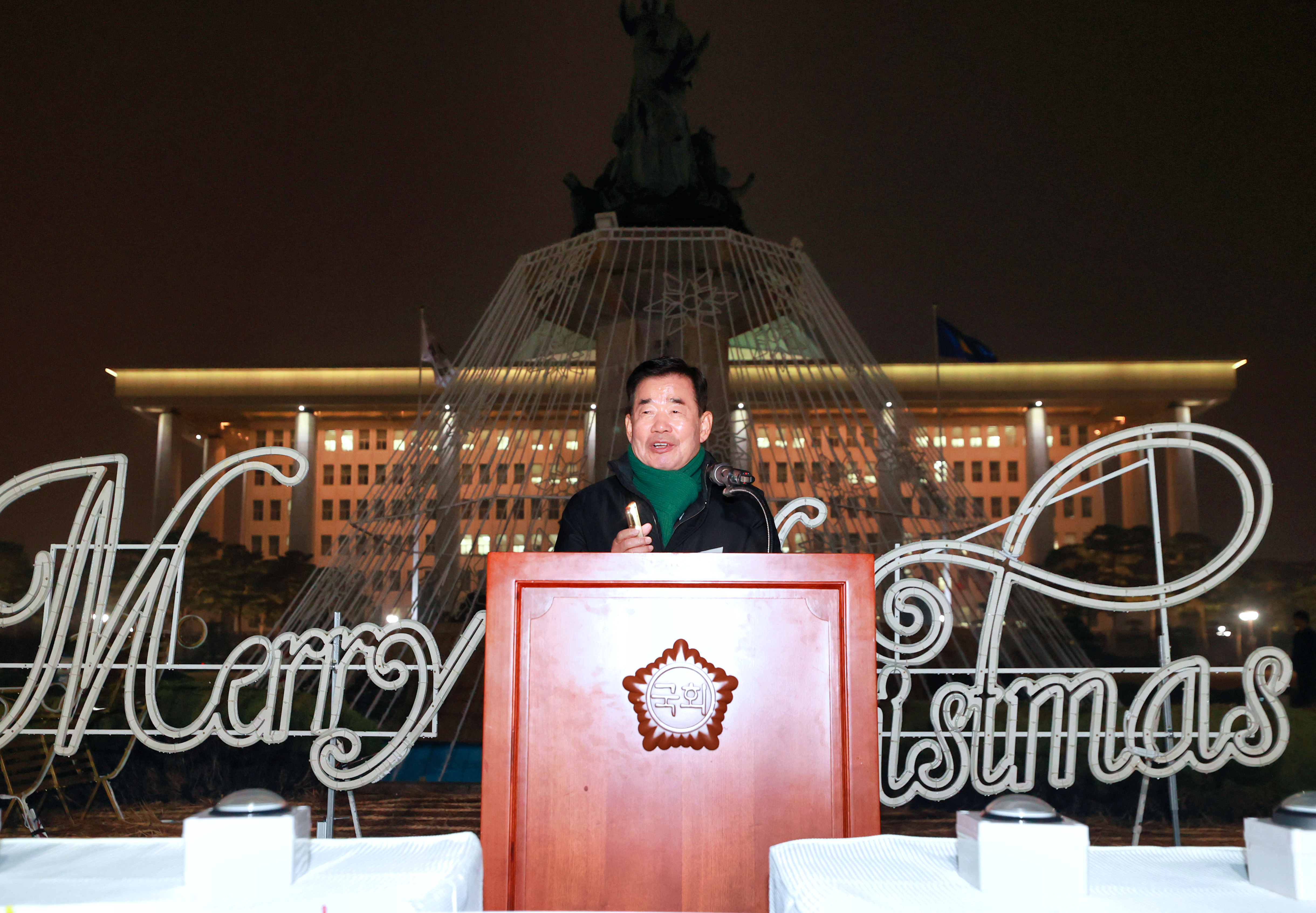 6일(수) 오후 국회 광장에서 열린 국회 성탄트리 점등식 참석자들이 기념촬영을 하고 있다.(사진=국회사무처 사진팀)