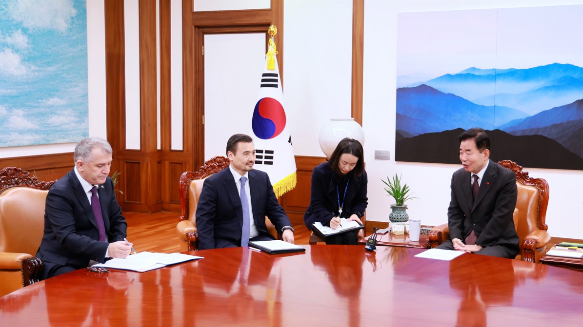 13일 오전 의장집무실에서 신임 주한카자흐스탄대사 등 4개국 신임대사를 접견했다.