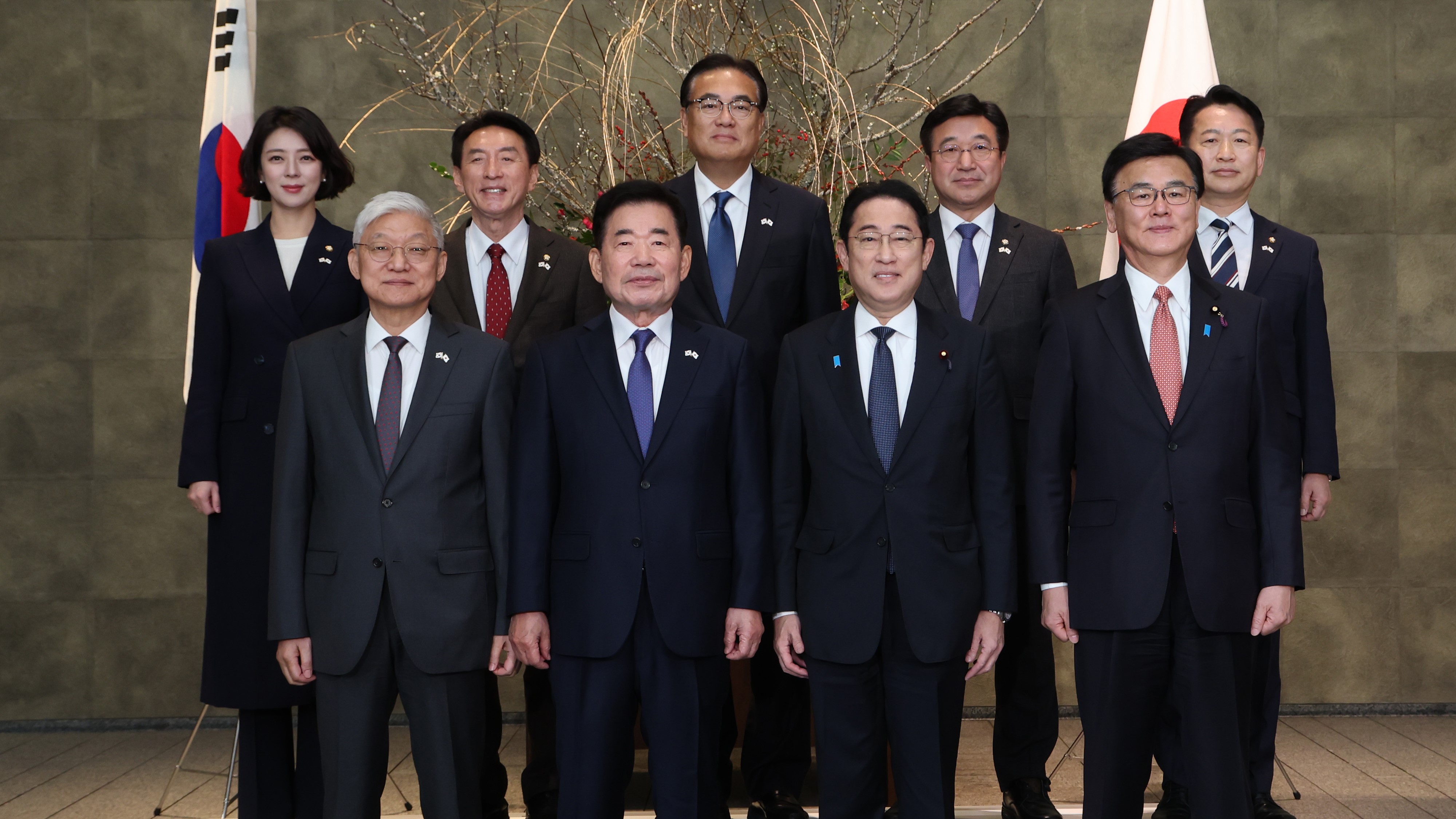일본을 공식 방문한 김진표 국회의장이 27일(수) 오전 기시다 후미오 일본 총리와 만나 반갑게 악수하고 있다.(사진=국회사무처 사진팀)