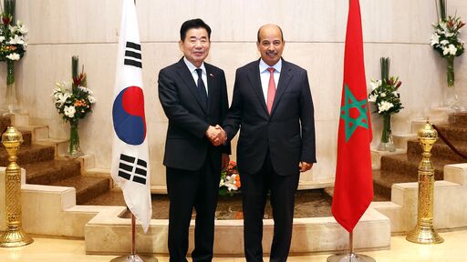 김진표 국회의장이 현지시간 16일(화) 모로코 수도 라바트에서 나암 미야라 상원의장과 만나 반갑게 악수하고 있다.(사진=국회사무처 사진팀)