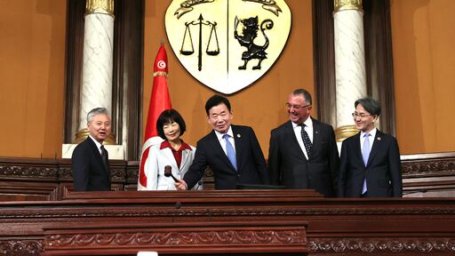 김진표 국회의장이 현지시간 18일(목) 튀니지 수도 튀니스의 의회에서 의사봉을 두드리고 있다. 왼쪽부터 홍성국 의원, 최연숙 의원, 김 의장, 브라힘 부더발라 국민회의 의장, 정필모 의원.(사진=국회사무처 사진팀)