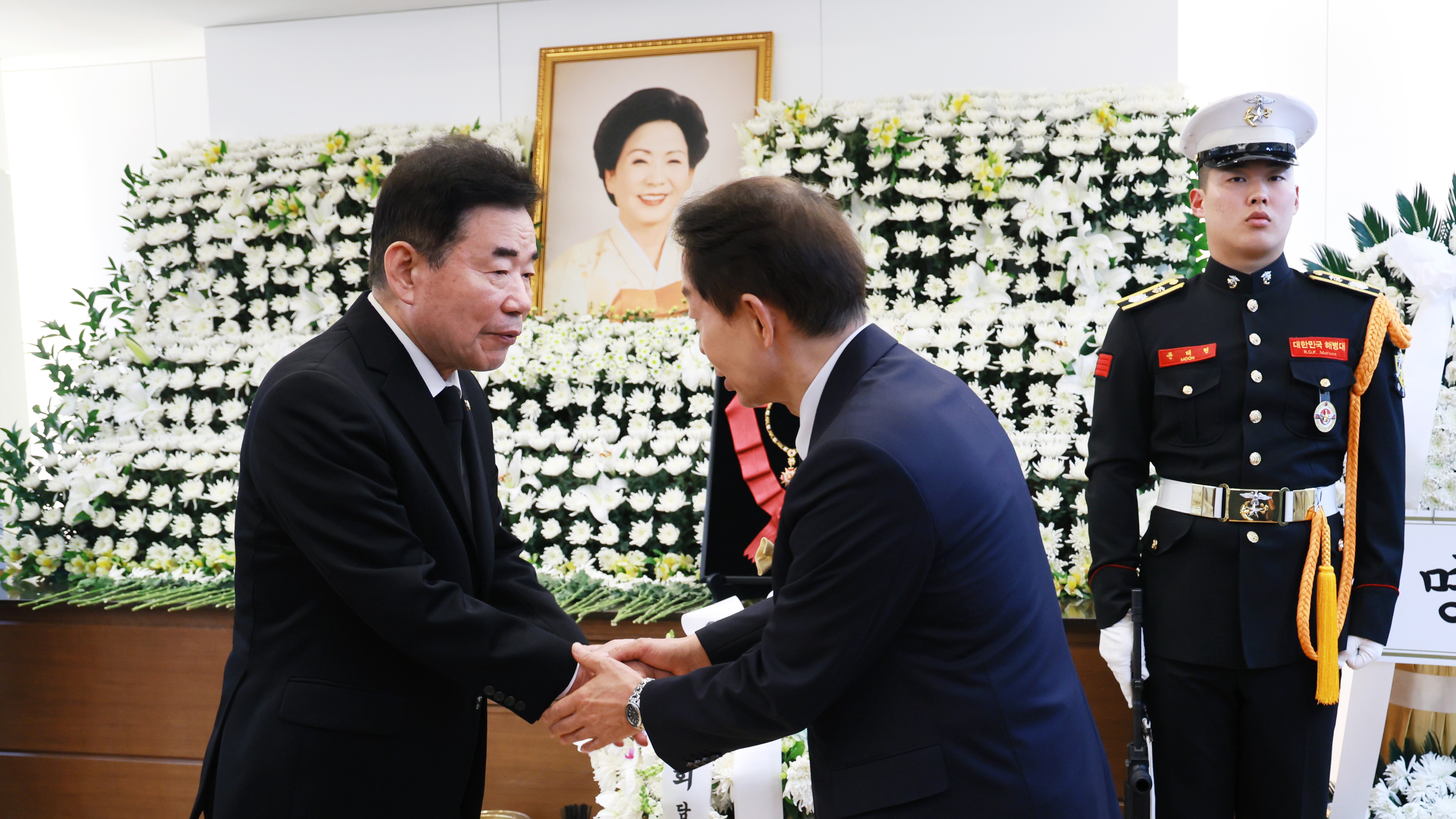 김진표 국회의장이 10일(일) 오후 서울 종로구 서울대병원 장례식장을 찾아 김영삼 전 대통령의 부인 고(故) 손명순 여사에게 헌화하고 있다.(사진=국회사무처 사진팀)