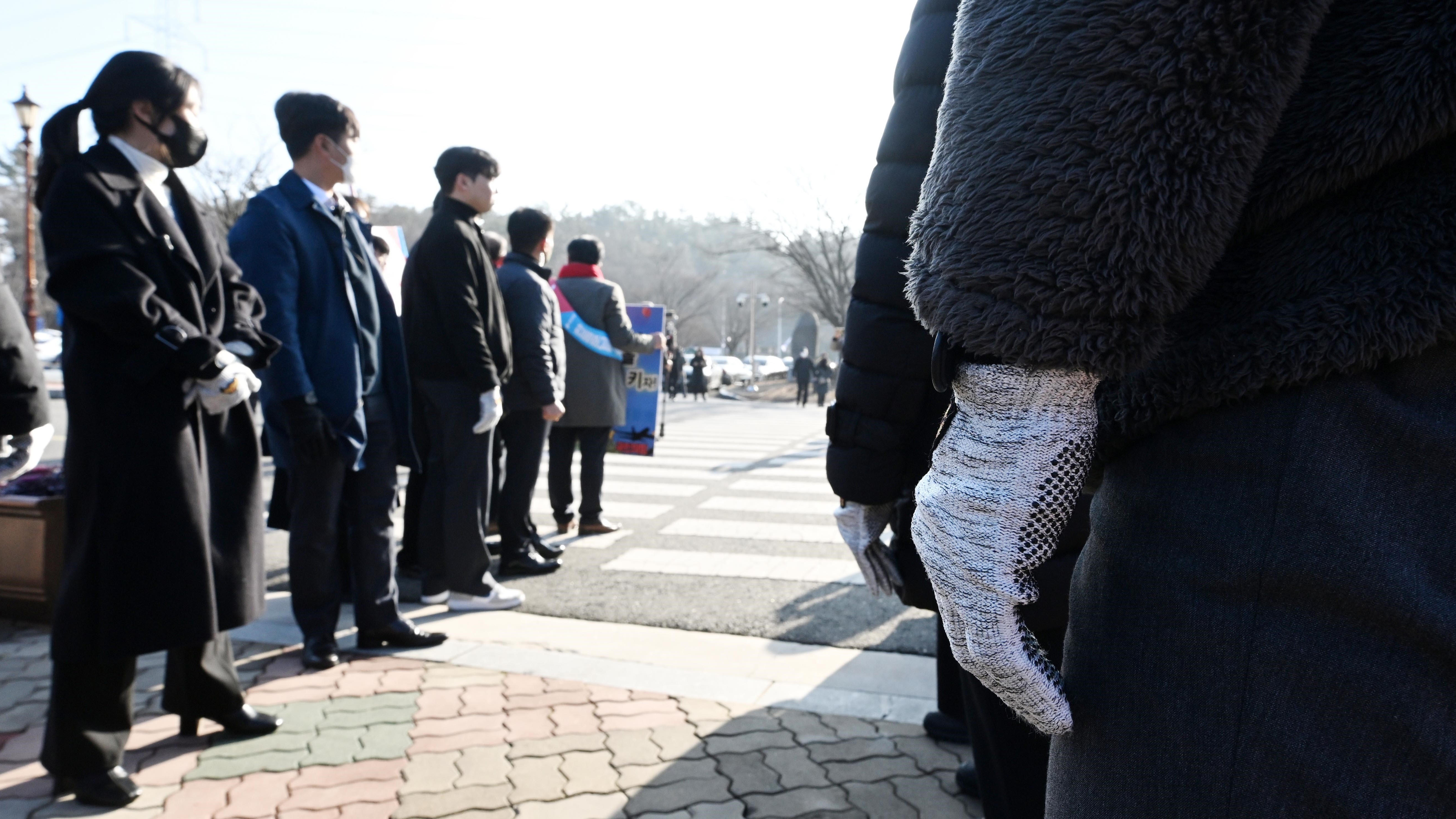 방검 장갑을 낀 경찰이 지난 1월 4일 오전 국립5 ·18민주묘지에서 경호 대열을 갖추고 있다. (사진=뉴시스)