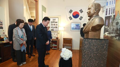 김진표 국회의장이 현지시간 26일(화) 네덜란드 헤이그 이준 열사 기념관을 찾아 헌화하고 묵념하고 있다.(사진=김지범 촬영관)