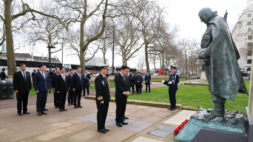 김진표 국회의장이 현지시간 20일(수) 영국 런던 국방부 앞에 위치한 한국전 참전기념비를 찾아 헌화하고 있다.(사진=김지범 촬영관)