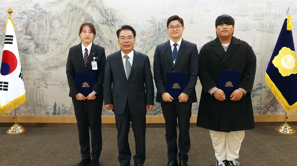 백재현 국회사무총장은 1일(월) 국회 접견실에서 경호기획관실 직원 3인에게 '자랑스러운 국회사무처인상'을 시상했다.