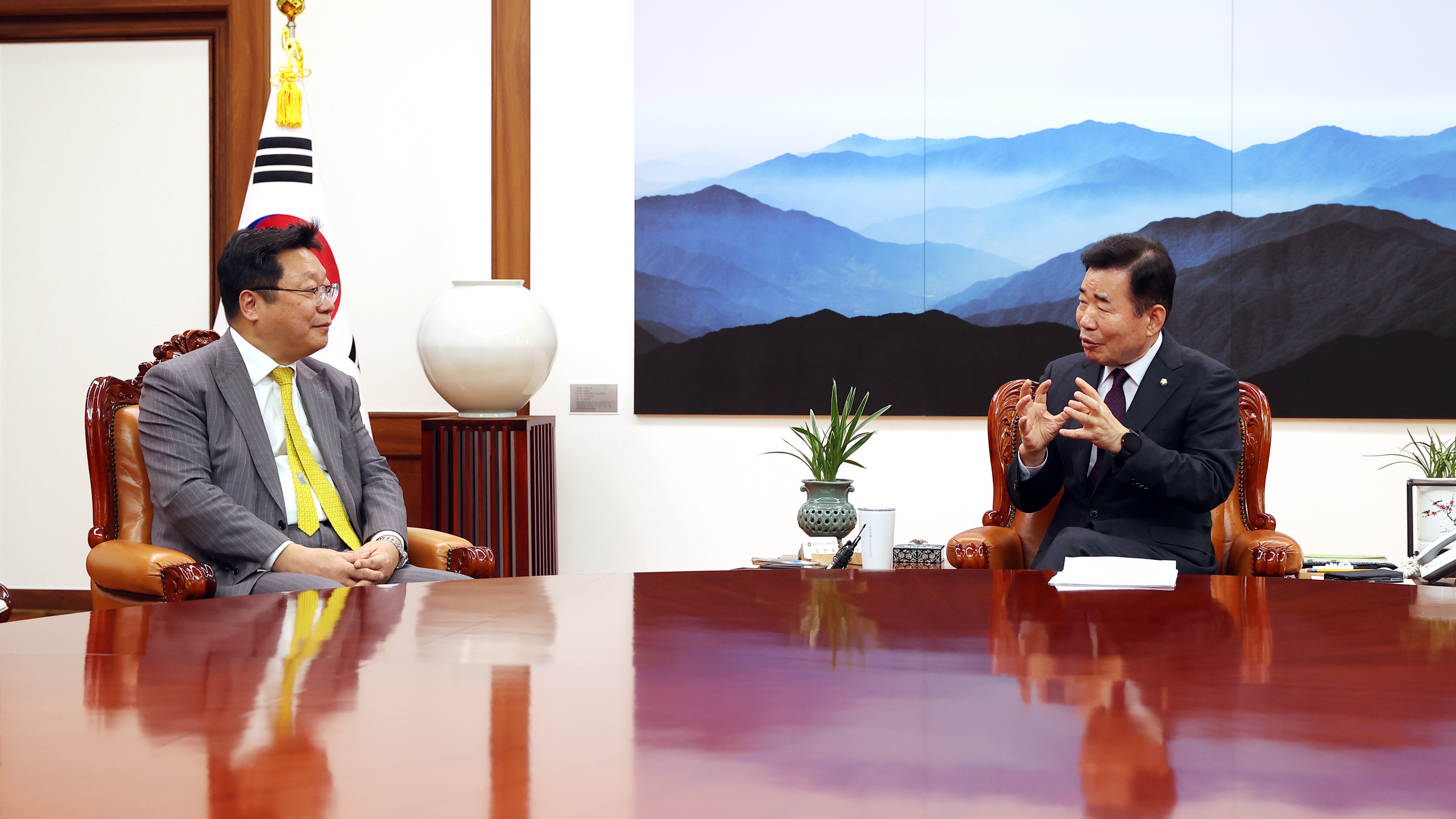 김진표 국회의장은 3일(수) 오후 의장집무실에서 주형환 저출산고령사회위원회 부위원장
