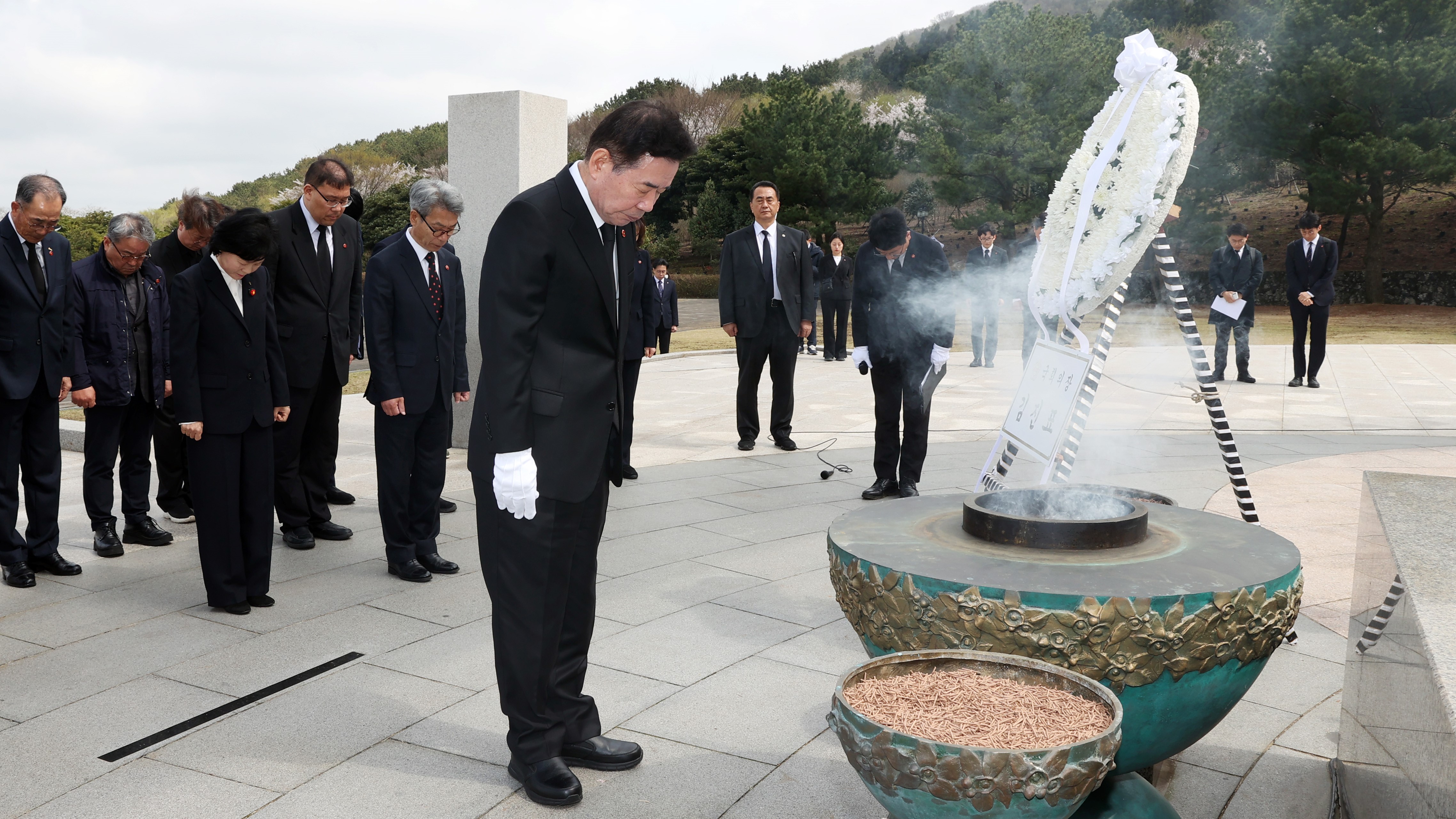 김진표 국회의장이 5일(금) 오후 제주 4·3평화공원을 찾아 희생자들을 기리며 참배하고 있다.(사진=국회사무처 사진팀)