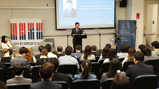 김진표 국회의장이 현지시간 17일(수) 오전 미국 조지워싱턴대학교 엘리엇국제관계대학 강연장에서 '과거·현재·미래를 연결하는 역동적인 한미동맹'을 주제로 강연하고 있다.(사진=국회사무처 사진팀)