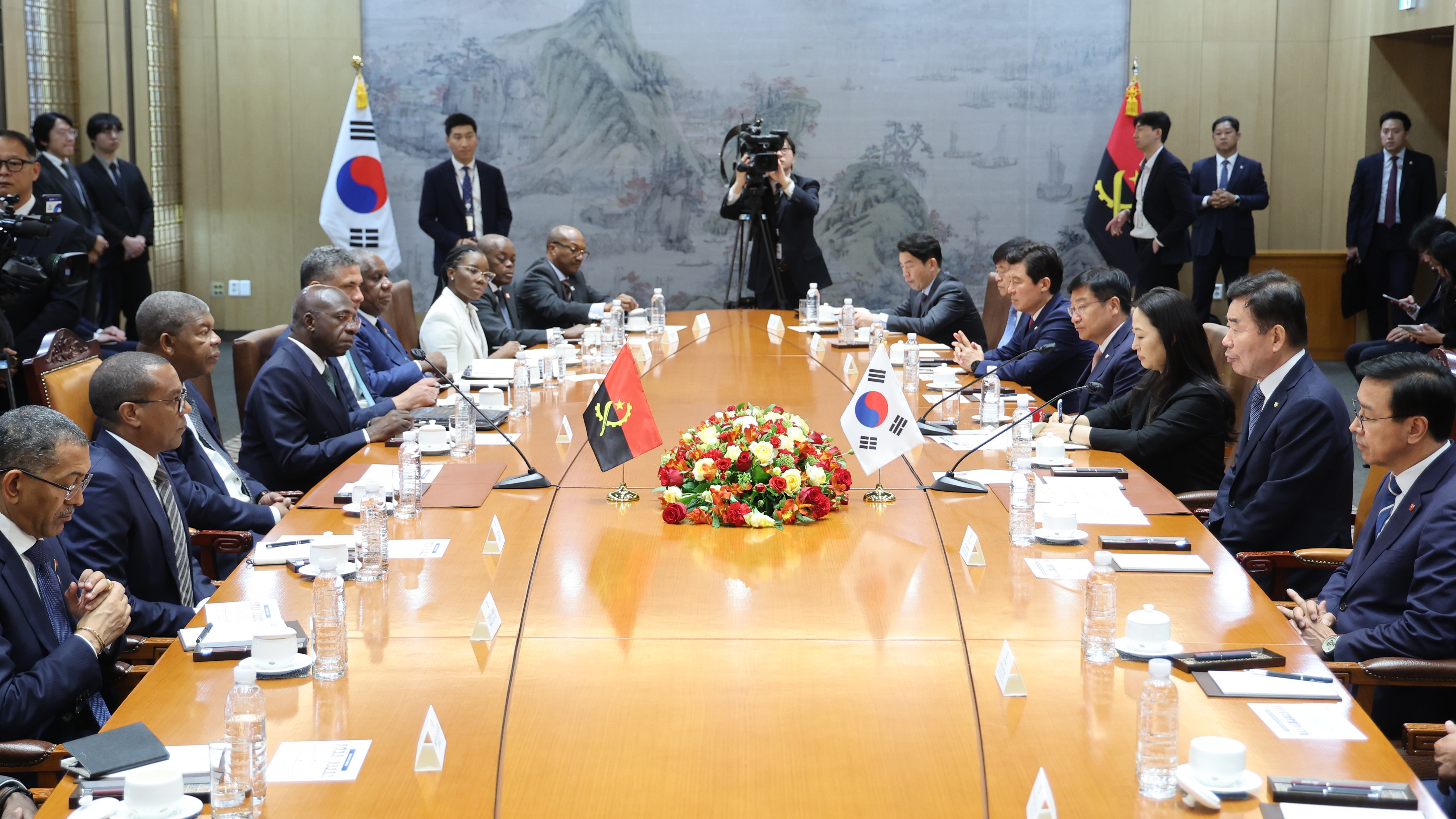 김진표 국회의장이 29일(월) 오전 국회접견실에서 주앙 마누엘 곤살베스 로렌쑤 앙골라 대통령과 반갑게 악수하고 있다.(사진=국회사무처 사진팀)