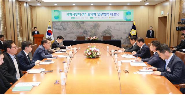 3일(월) 오후 국회접견실에서 백재현(왼쪽) 국회사무총장과 염종현 경기도의회 의장이 지방의회 연수·시민연수 등 의정연수 분야에서 협력체계를 확립하기 위한 업무협약(MOU)을 체결하고 있다.(사진=국회사무처 사진팀)