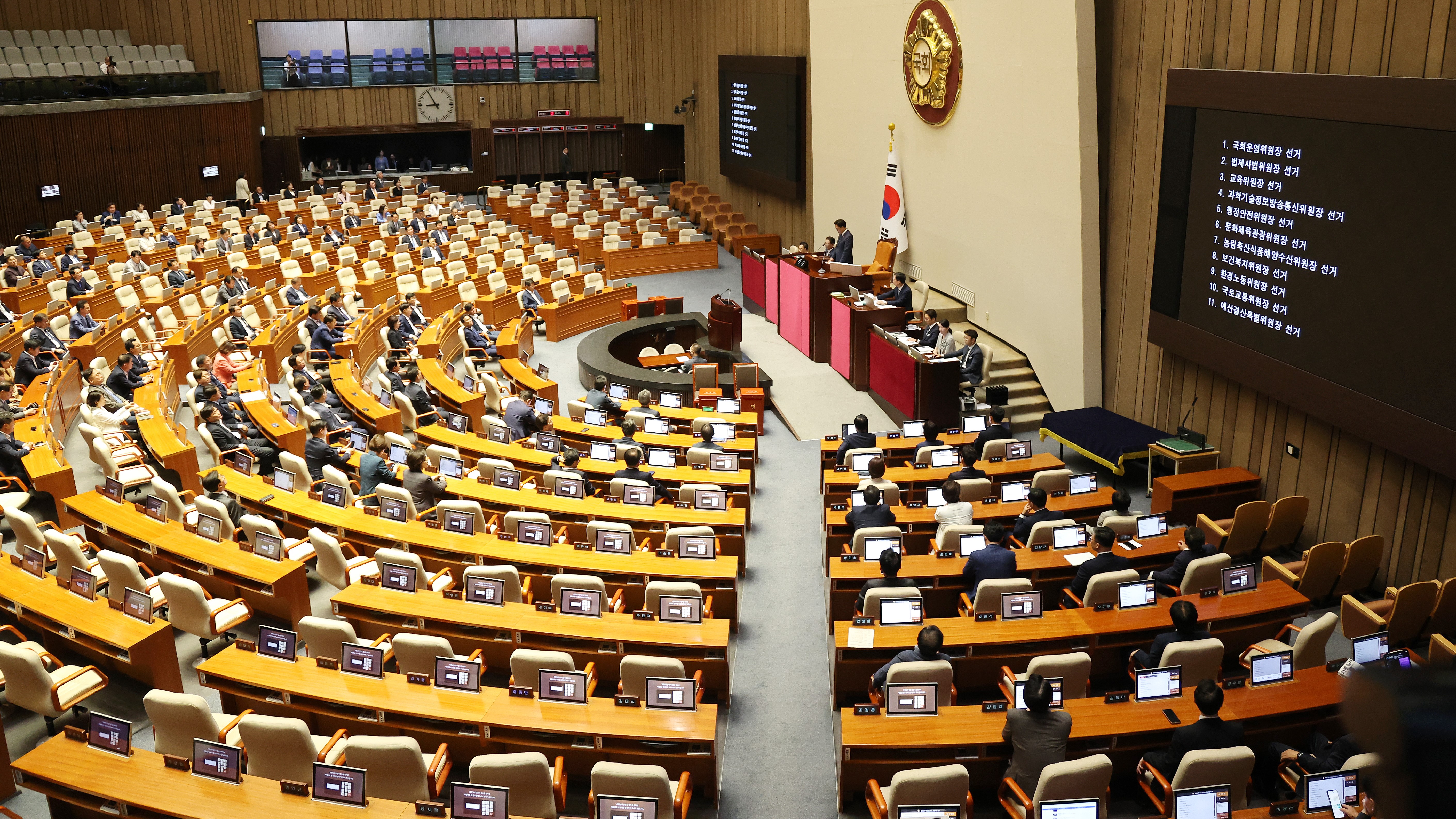 10일(월) 오후 제415회국회(임시회) 제2차 본회의를 열고 총 18개 위원회 가운데 국회운영위원회·법제사법위원회 등 11개 위원회 위원장을 선출했다.