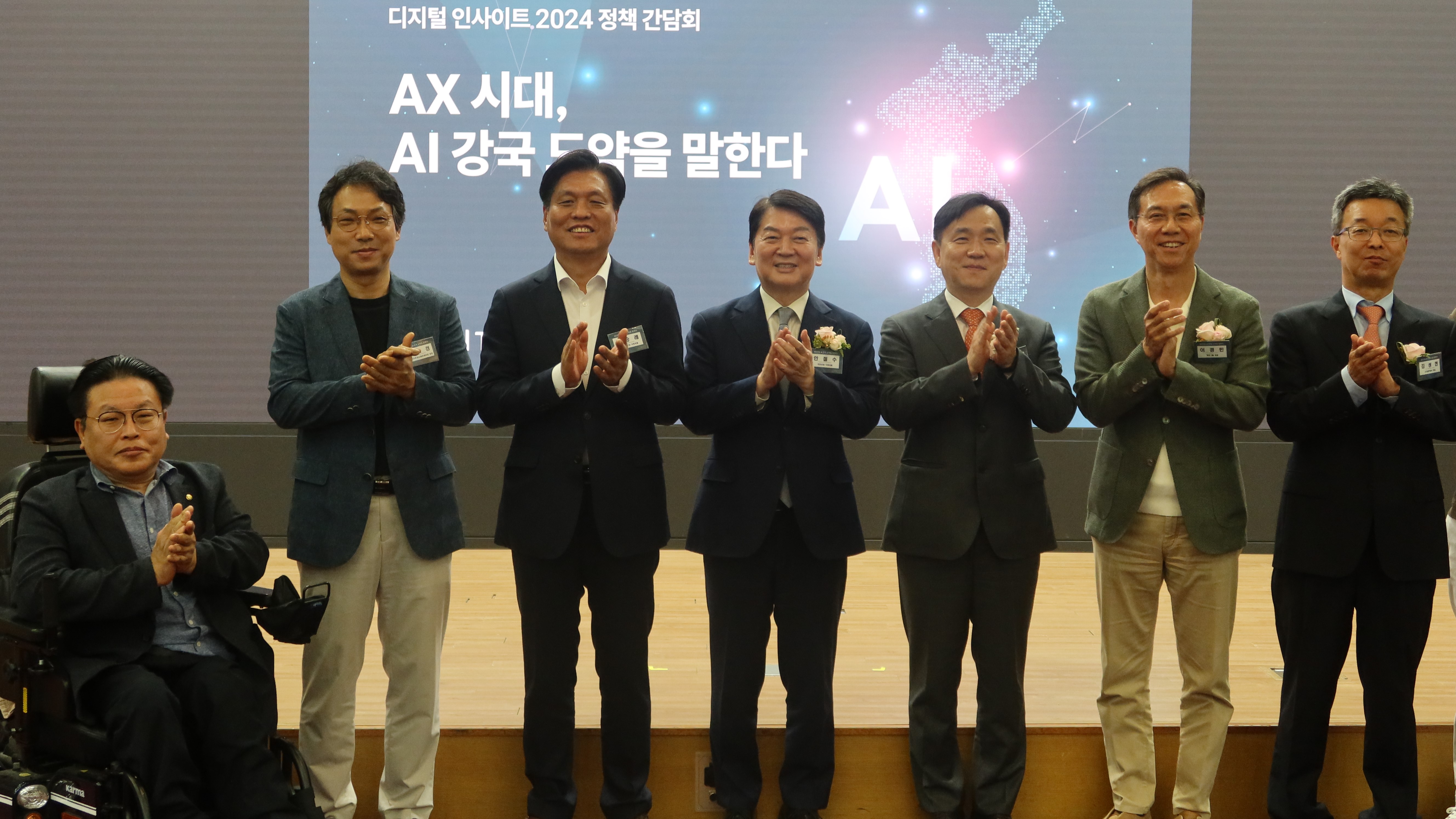 12일(수) 오전 국회의원회관 제1소회의실에서 안철수 국민의힘·조승래 더불어민주당 의원 주최로 열린 'AX 시대, AI 강국 도약을 말한다' 정책 간담회 참석자들이 기념촬영을 하고 있다.(사진=정유림 기자)
