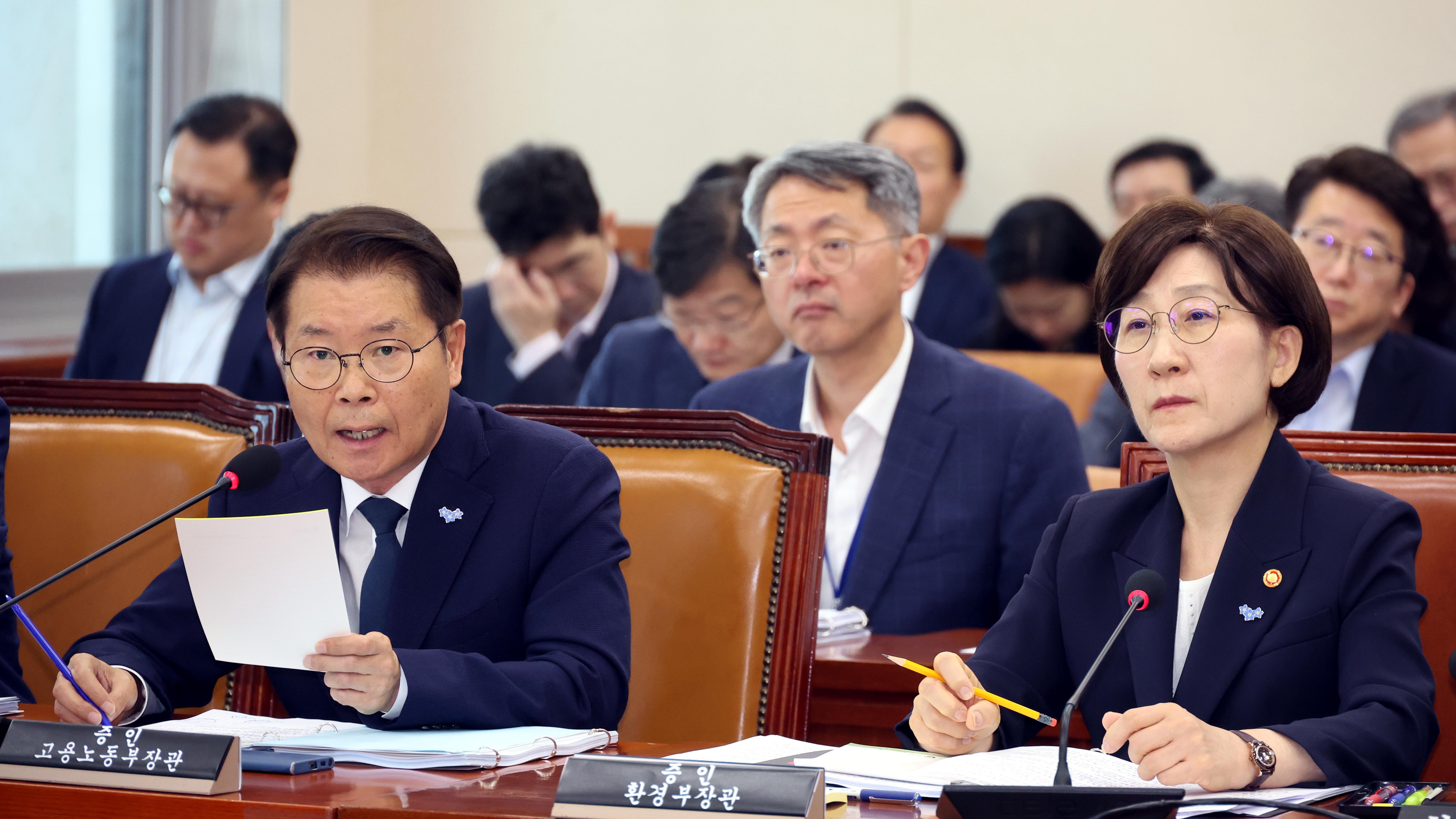 이정식 고용노동부 장관이 28일(금) 여의도 국회에서 열린 국회 환경노동위원회 제415회국회(임시회) 제5차 전체회의에서 의원들의 질의에 답변하고 있다. 오른쪽은 한화진 환경부 장관. (사진=뉴시스)
