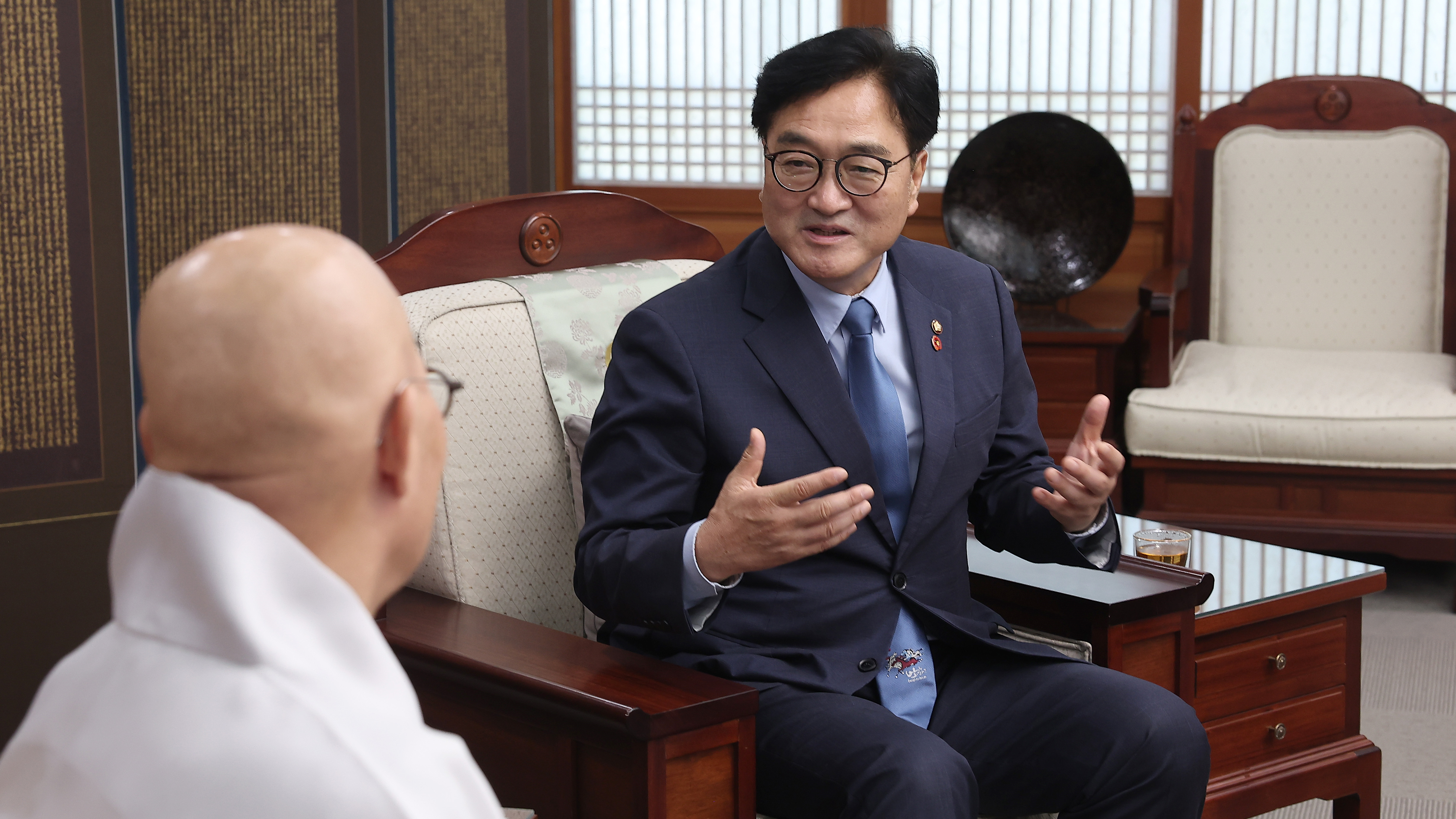 우원식 국회의장은 15일(월) 오전 서울 종로구 조계사를 찾아 조계종 총무원장 진우스님을 예방했다.