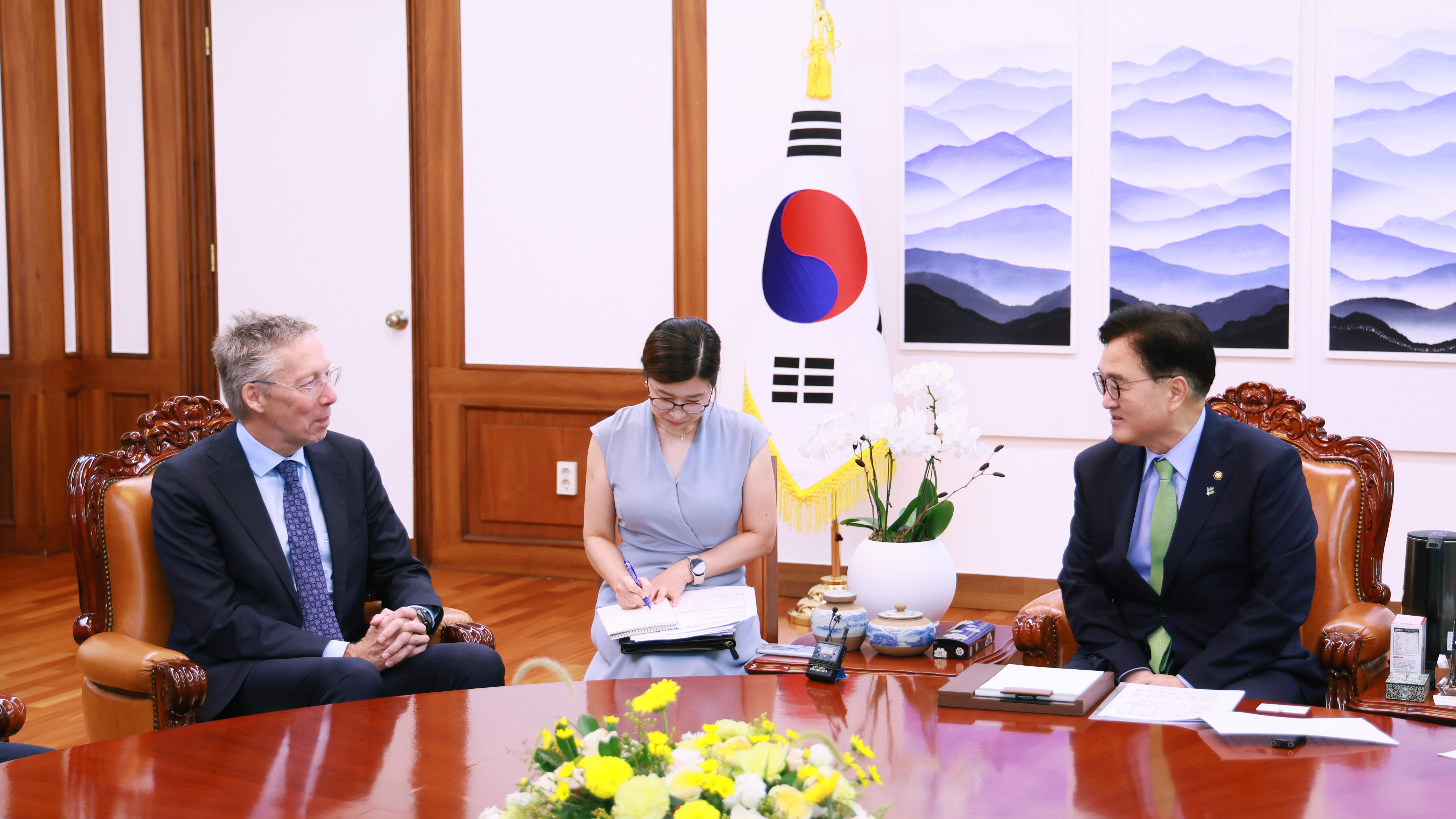 우원식 국회의장이 1일(목) 오전 의장집무실에서 페이터르 반 데르 플리트 주한네덜란드대사와 반갑게 악수하고 있다.(사진=국회사무처 사진팀)