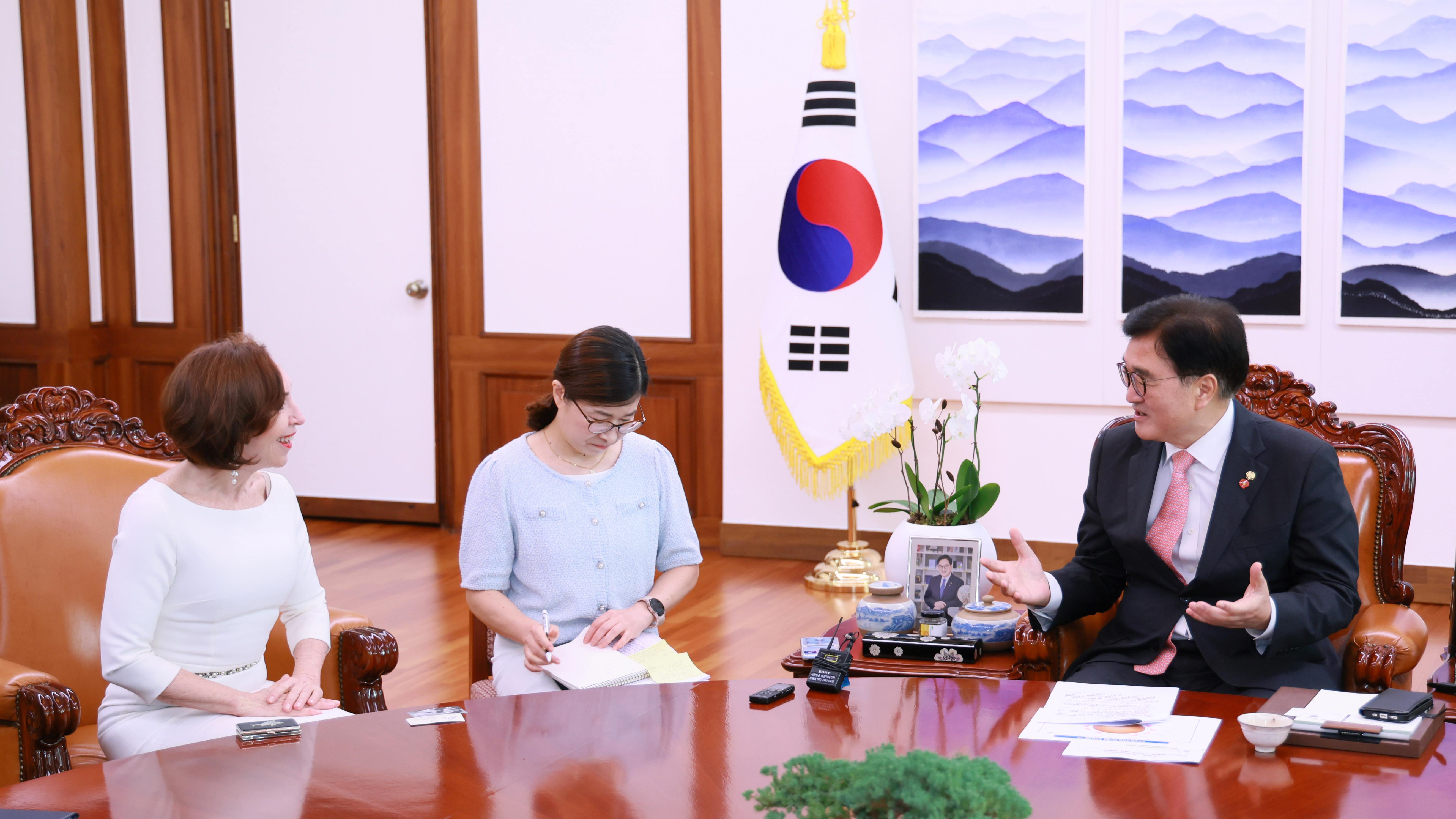 우원식 국회의장이 23일(금) 오전 의장집무실에서 마르시아 도네르 아브레우 주한브라질대사와 반갑게 악수하고 있다.(사진=국회사무처 사진팀)