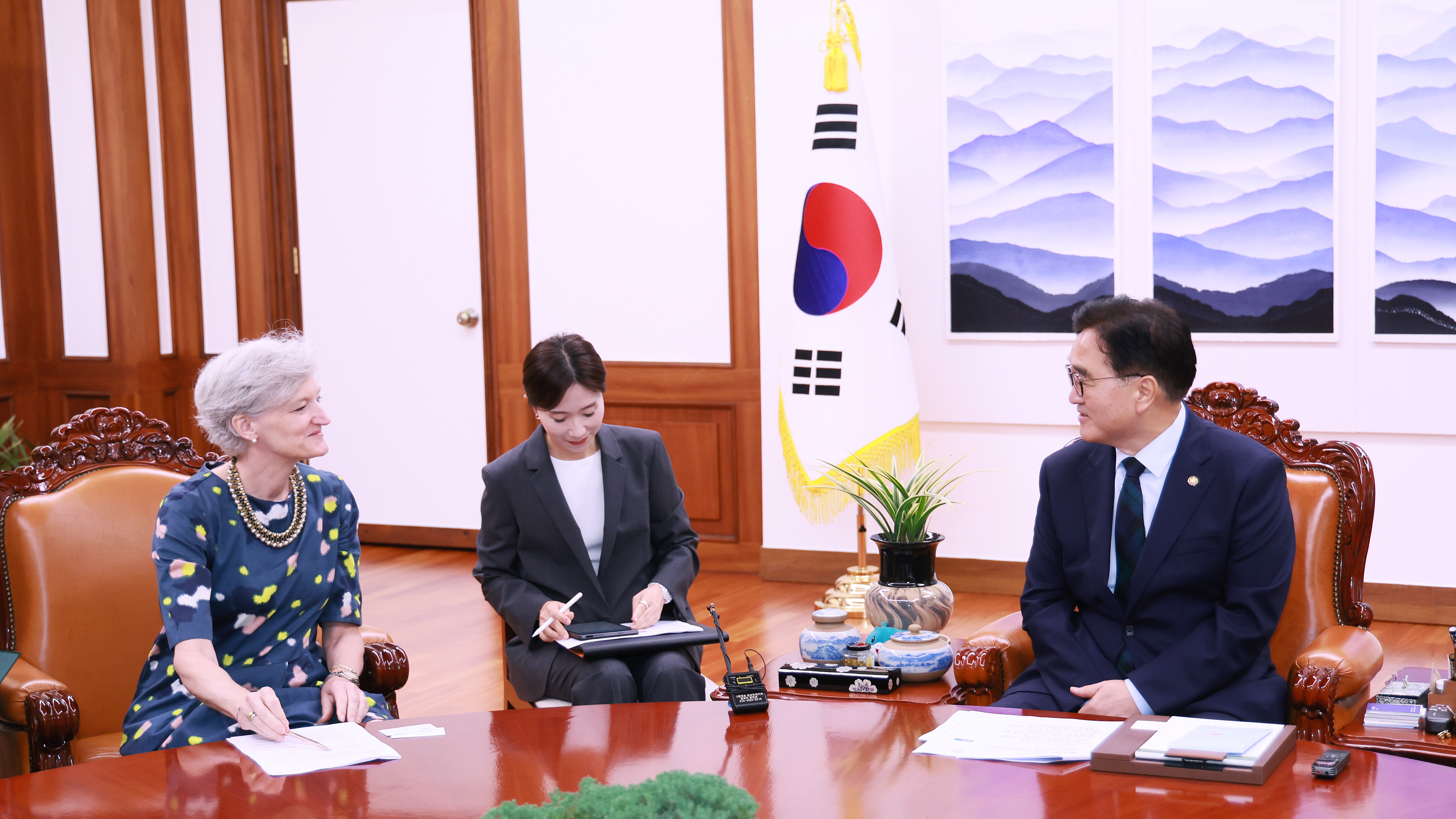우원식 국회의장이 12일(목) 오전 의장집무실에서 타마라 모휘니 주한캐나다대사과 만나 반갑게 악수하고 있다.(사진=국회사무처 사진팀)