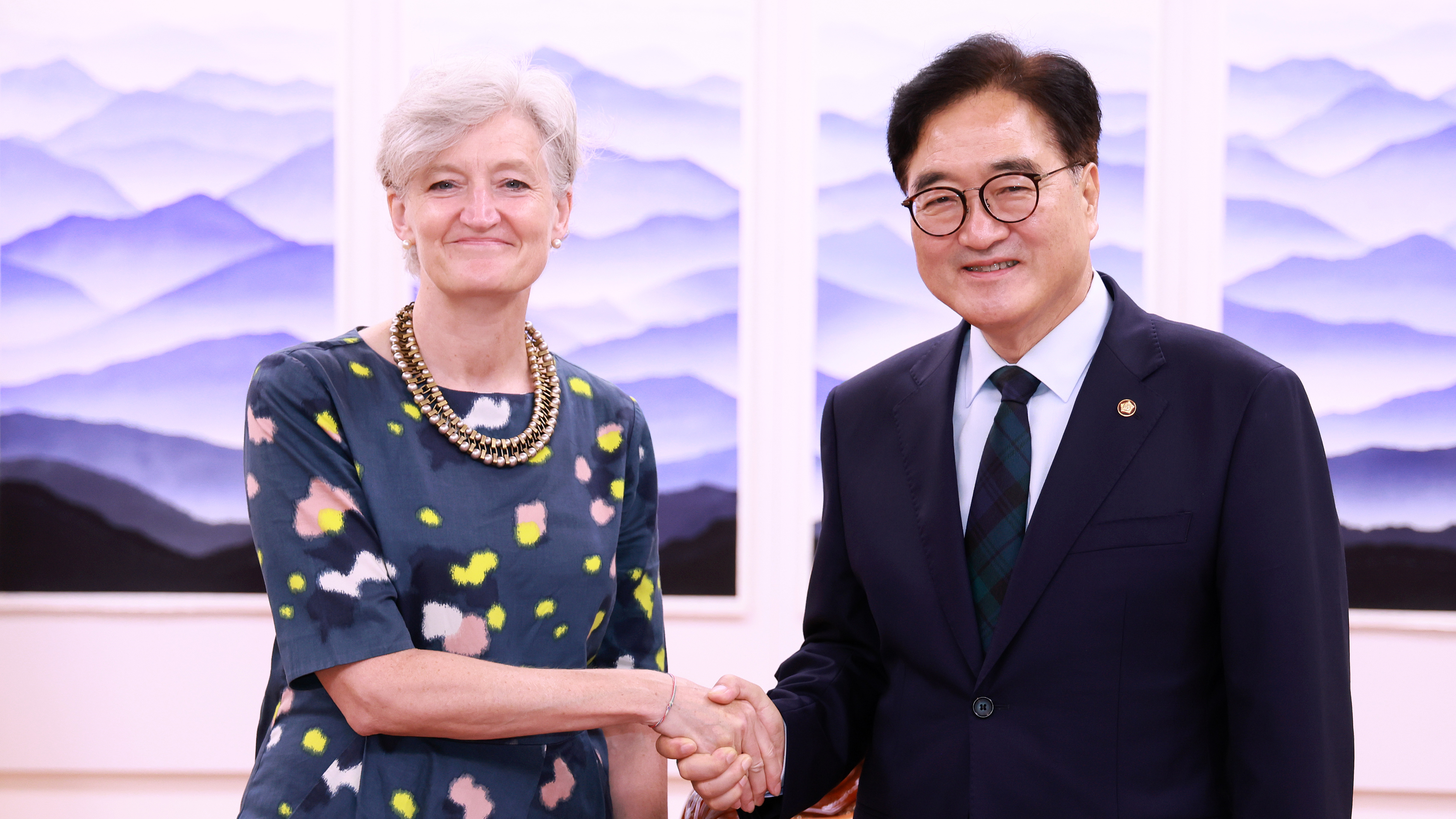 우원식 국회의장은 12일(목) 오전 의장집무실에서 타마라 모휘니 주한캐나다대사를 접견했다.
