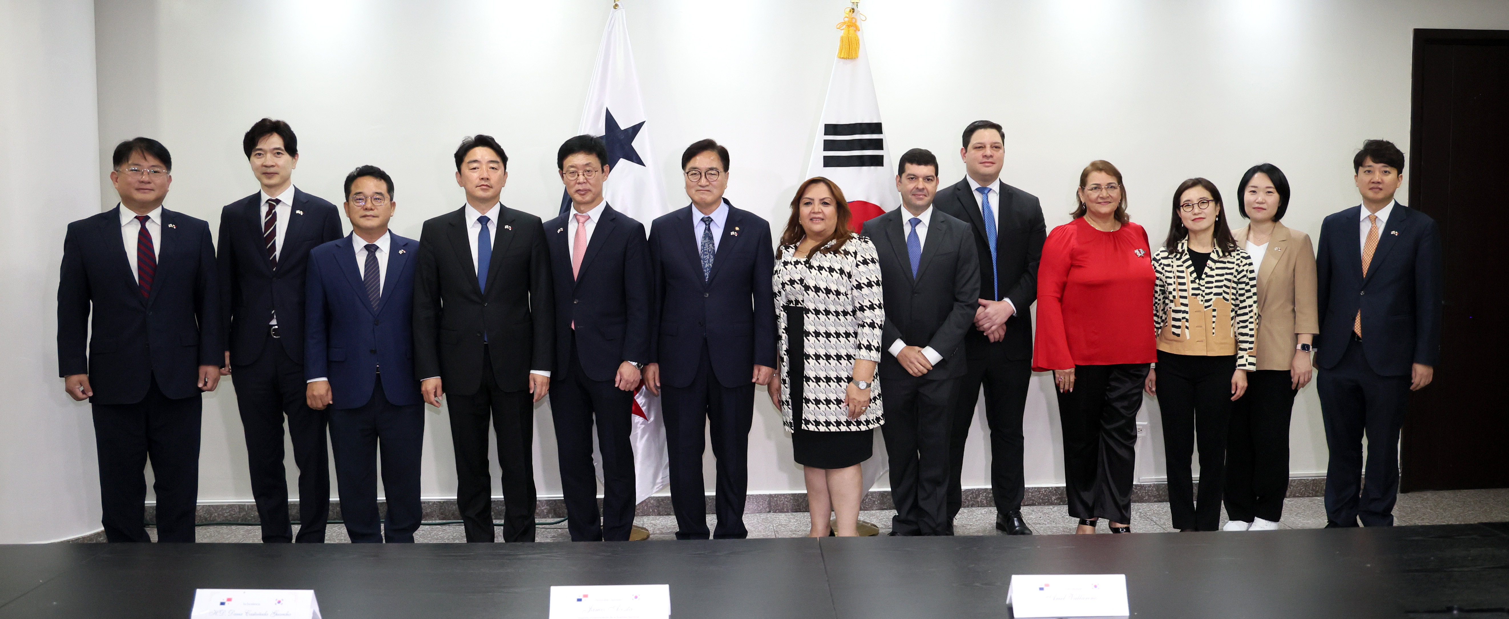 현지시간 12일(화) 파나마 수도 파나마시티에서 호세 라울 물리노 대통령과 면담을 하고 있다.(사진=김지범 촬영관)