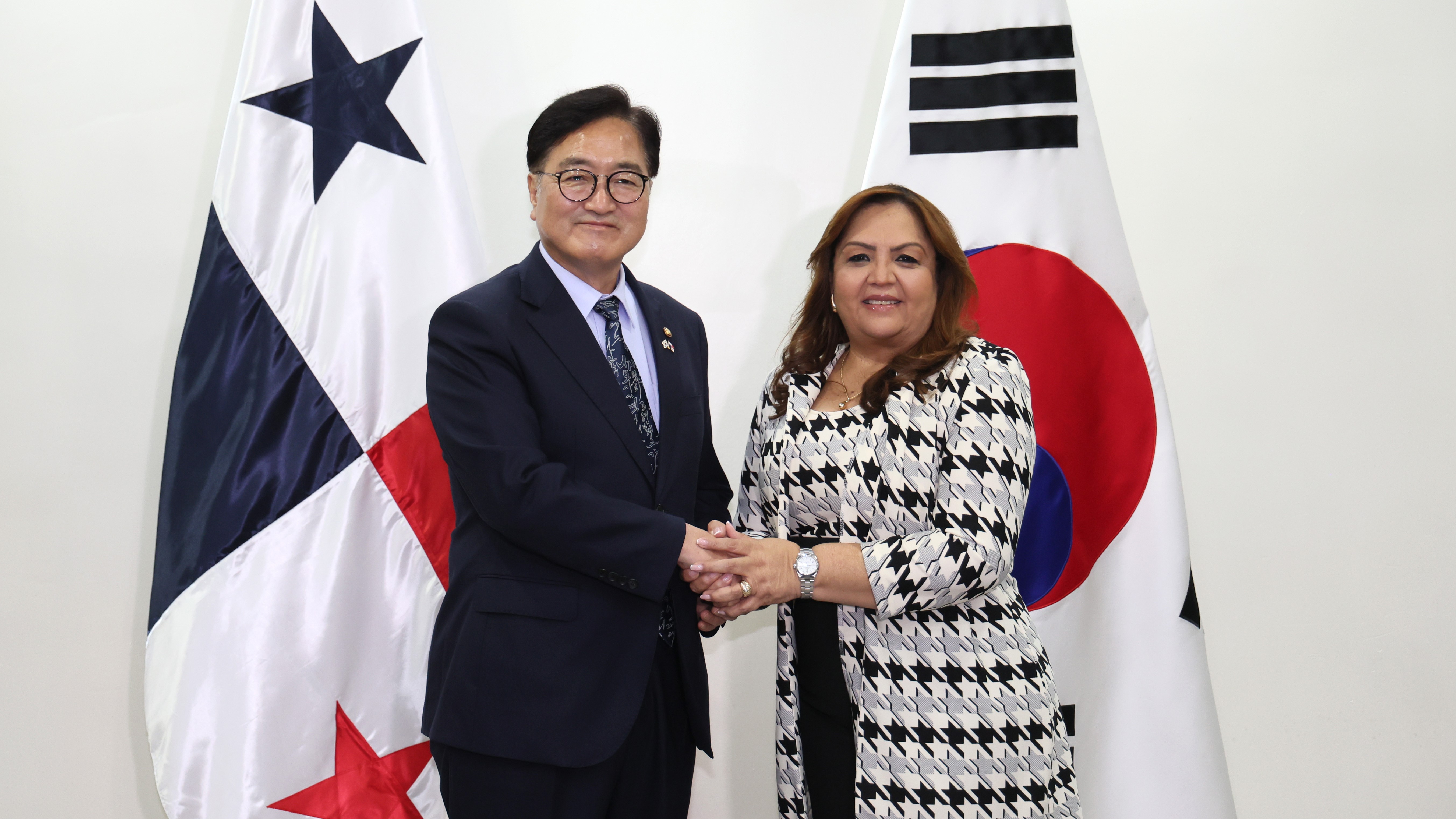 우원식 국회의장이 현지시간 12일(화) 파나마 수도 파나마시티에서 호세 라울 물리노 파나마 대통령과 면담을 하고 있다.(사진=김지범 촬영관)