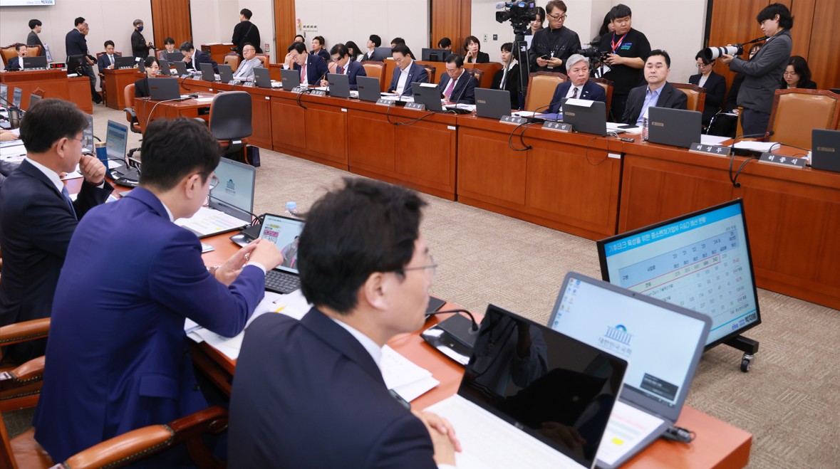 국회 산업통상자원중소벤처기업위원회 국정감사에서 의원들이 노트북을 활용해 자료를 확인하고 있다.(사진=국회사무처 사진팀)