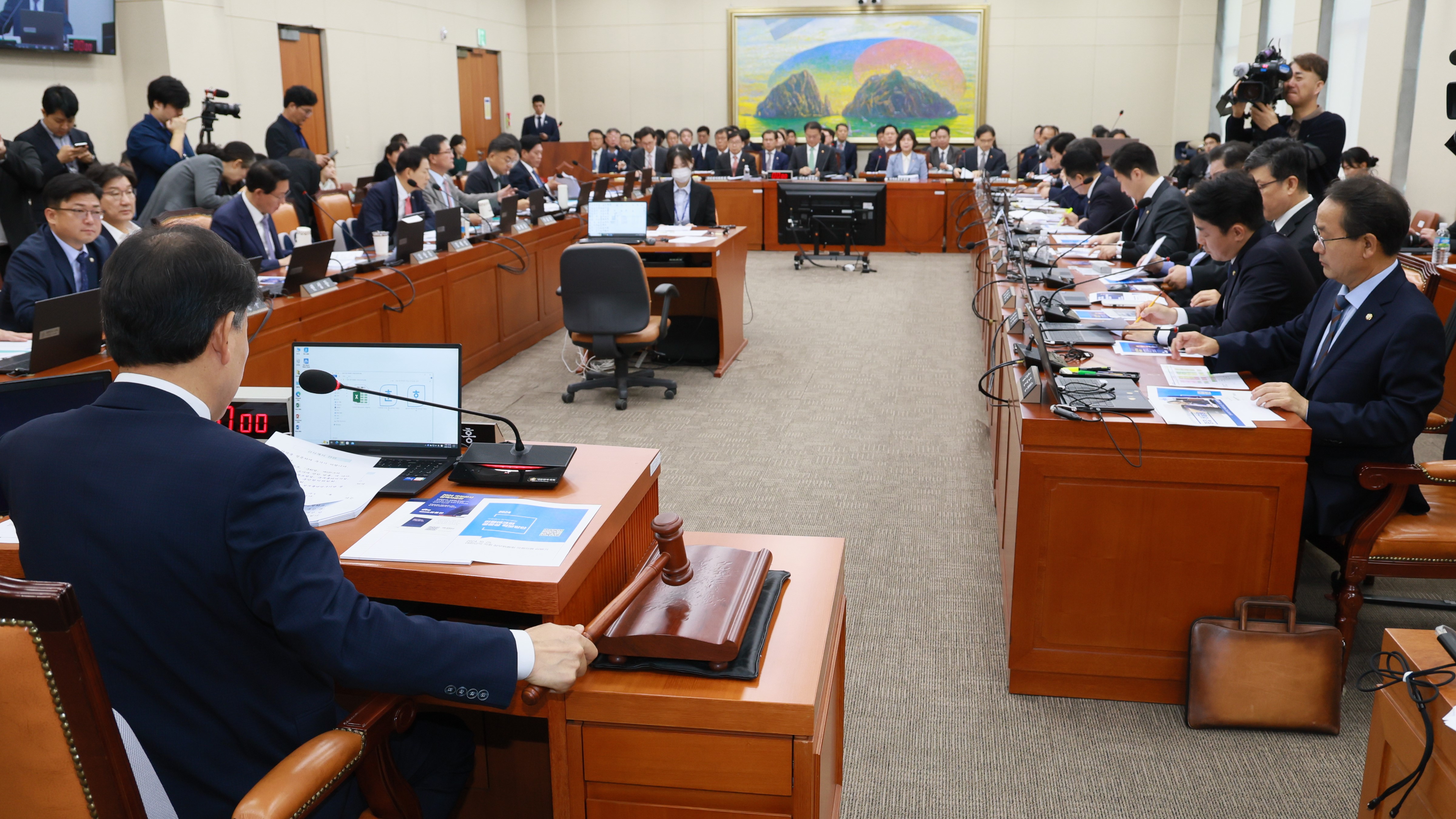 의원석에 QR코드 활용한 정책자료집이 놓여있다