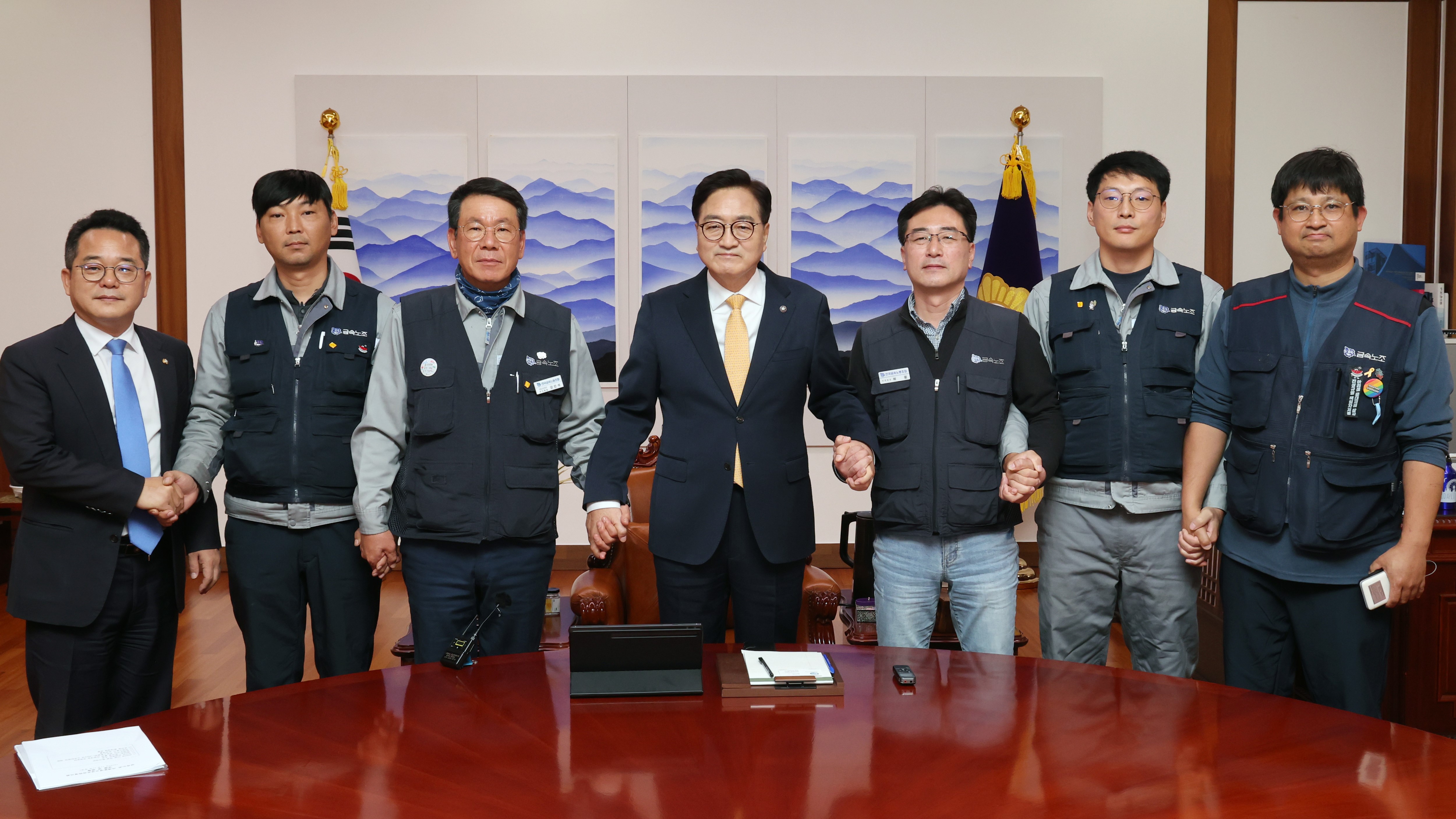 우원식 국회의장은 21일(목) 오후 의장집무실에서 한화오션(옛 대우조선해양)과 손해배상소송 중인 하청노동자들과 면담을 했다.