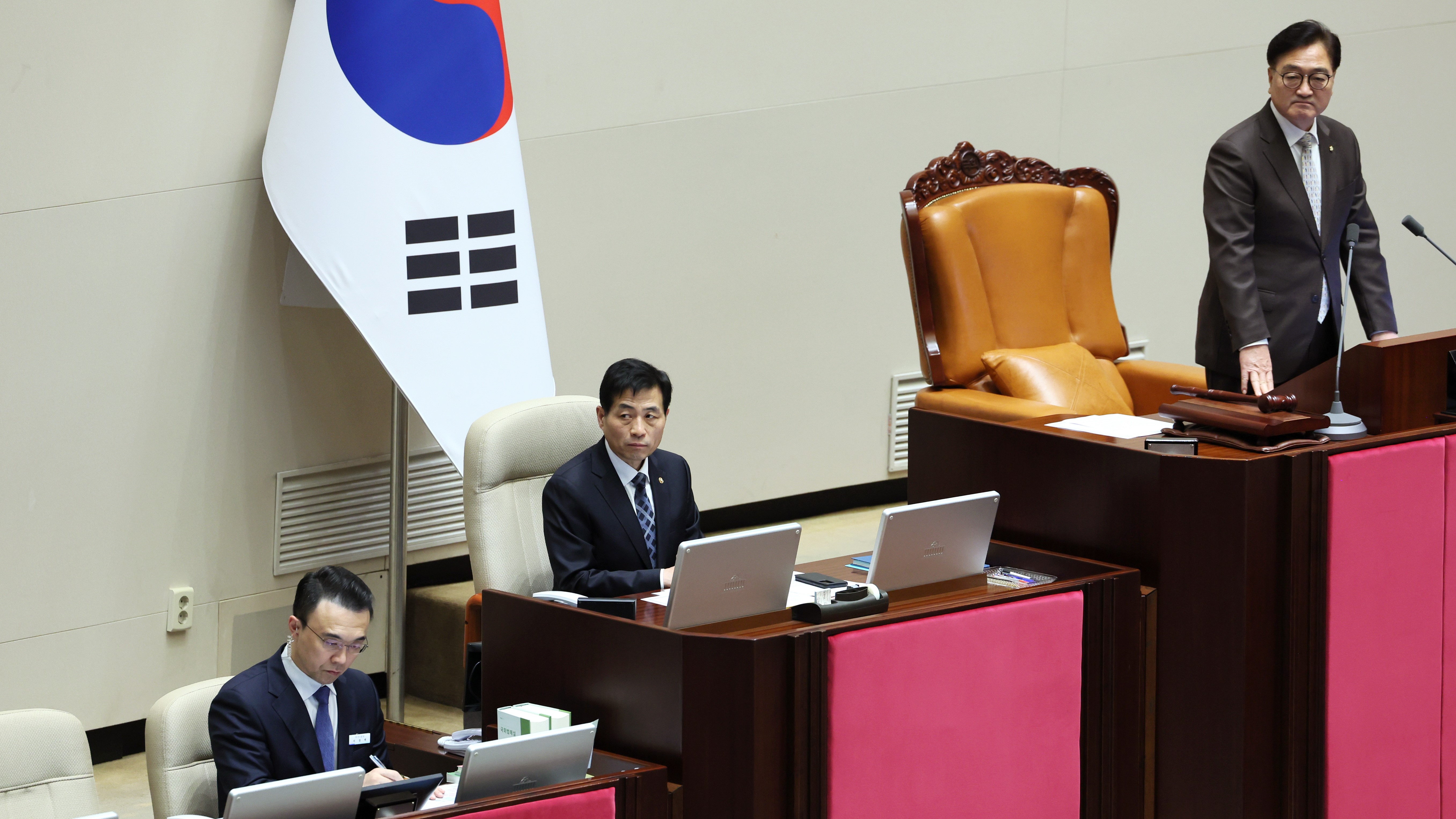 김민기 국회사무총장은 2일(월) 오후 국회 본회의장에서 열린 제418회국회(정기회) 제14차 본회의에 참석했