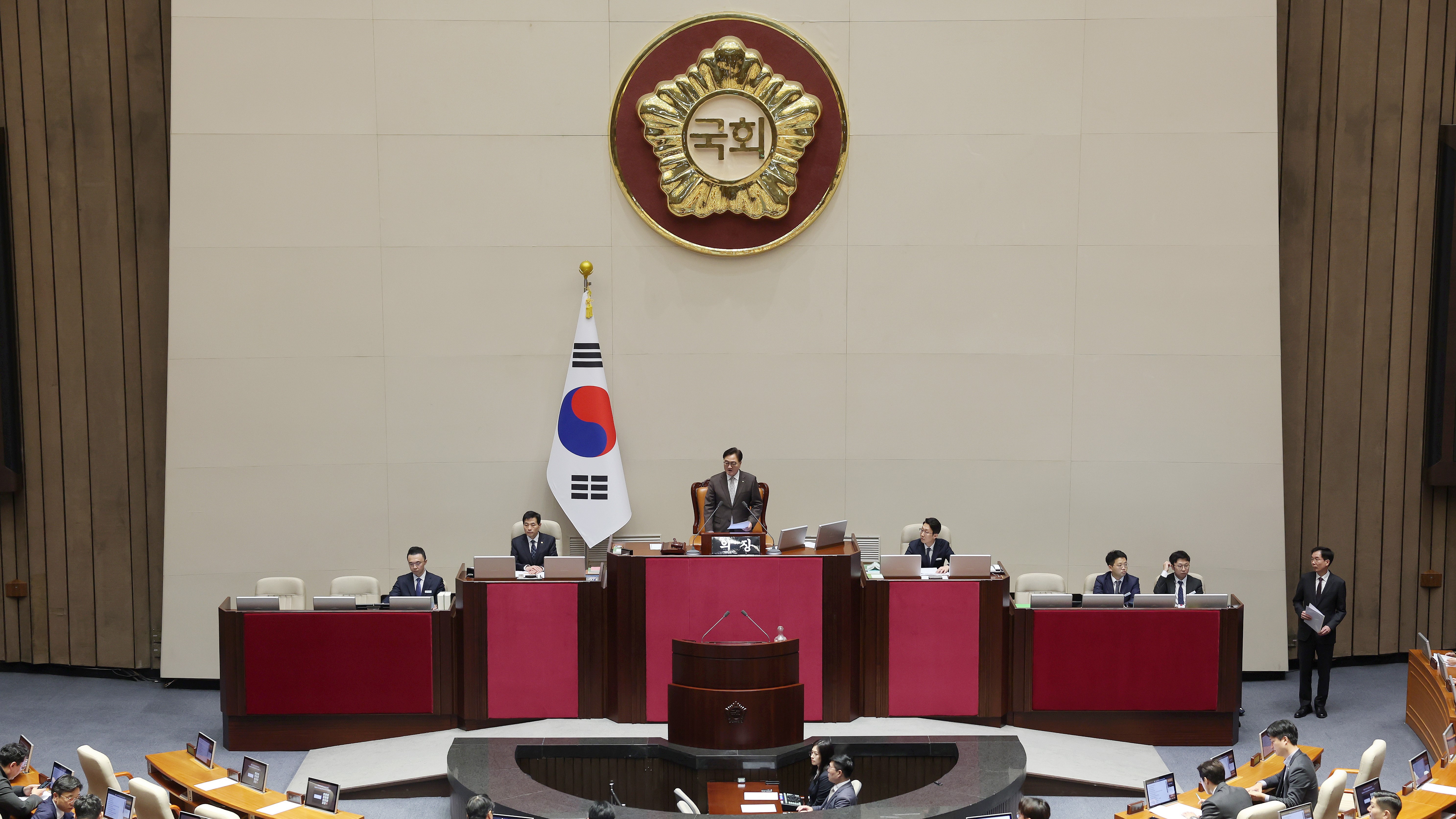 김민기(가운데) 국회사무총장이 2일(월) 오후 국회 본회의장에서 열린 제418회국회(정기회) 제14차 본회의에 참석한 모습.(사진=국회사무처 사진팀)