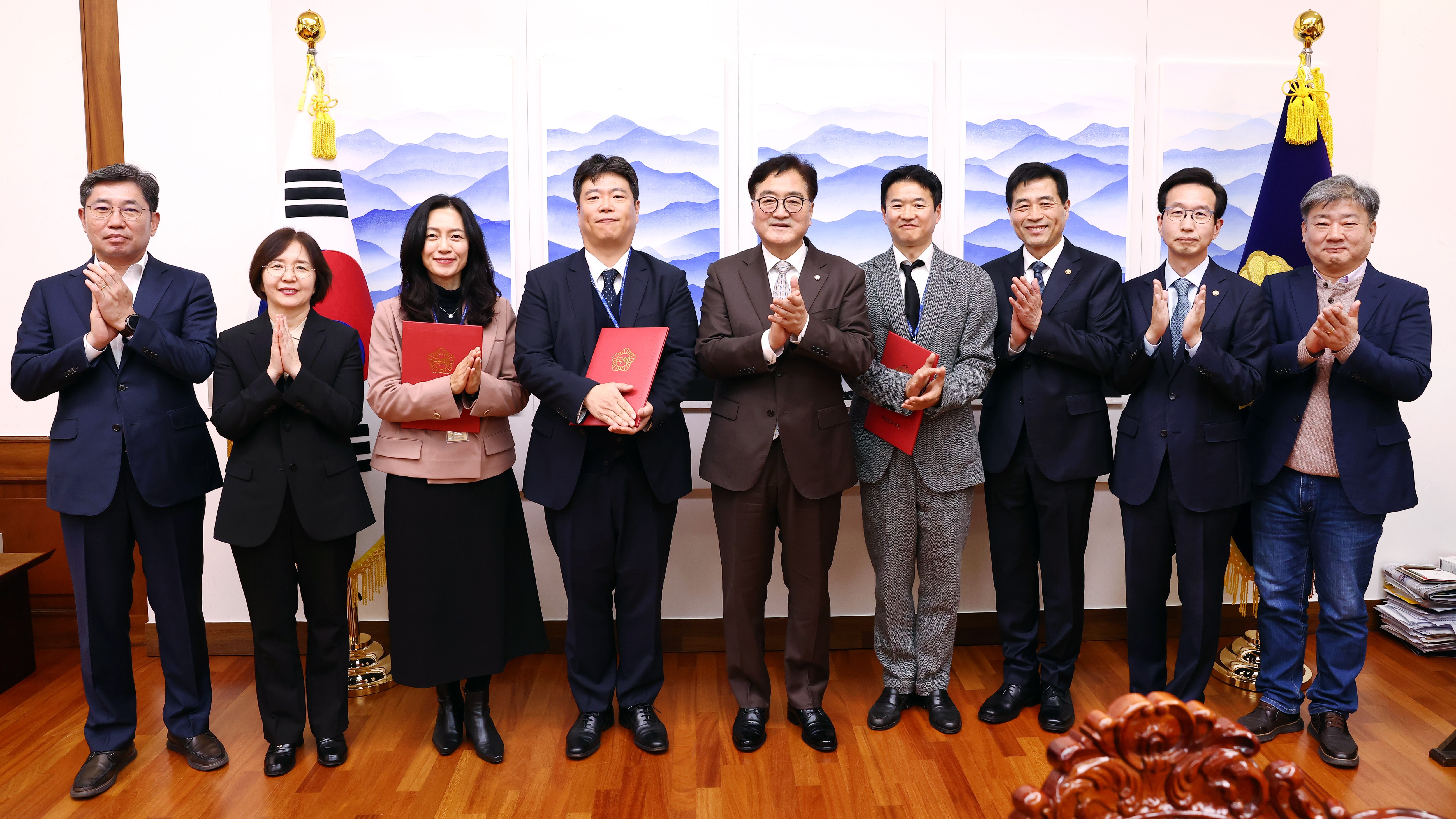 김민기 국회사무총장은 2일(월) 오후 국회 본관 의장집무실에서 열린 윤리심사자문위원회 위원 위촉장 수여식에 참석