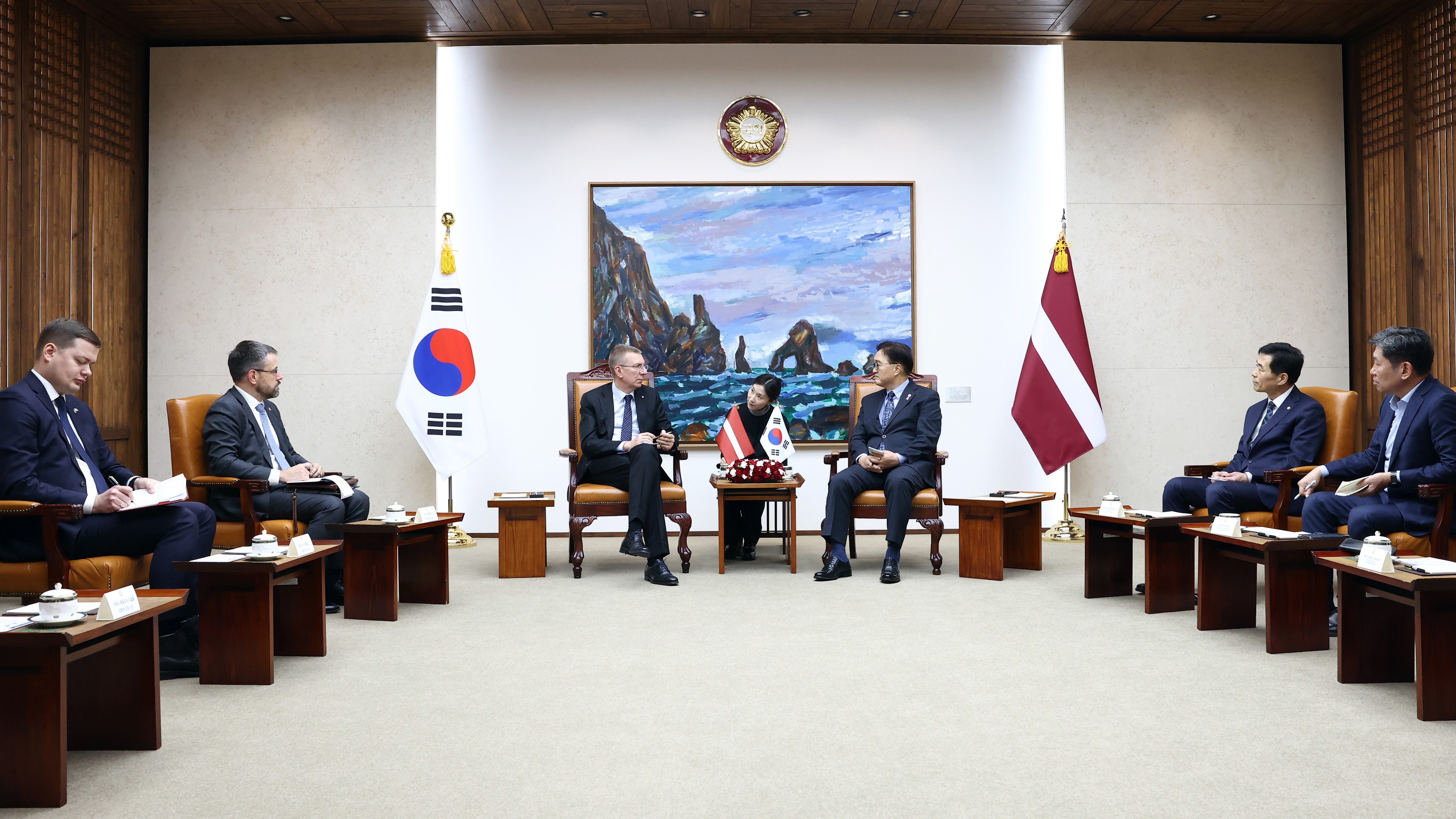우원식 국회의장이 29일(금) 오후 의장접견실에서 에드가르스 린케비치스 라트비아 대통령을 만나 대화를 나누고 있다.(사진=국회사무처 사진팀)