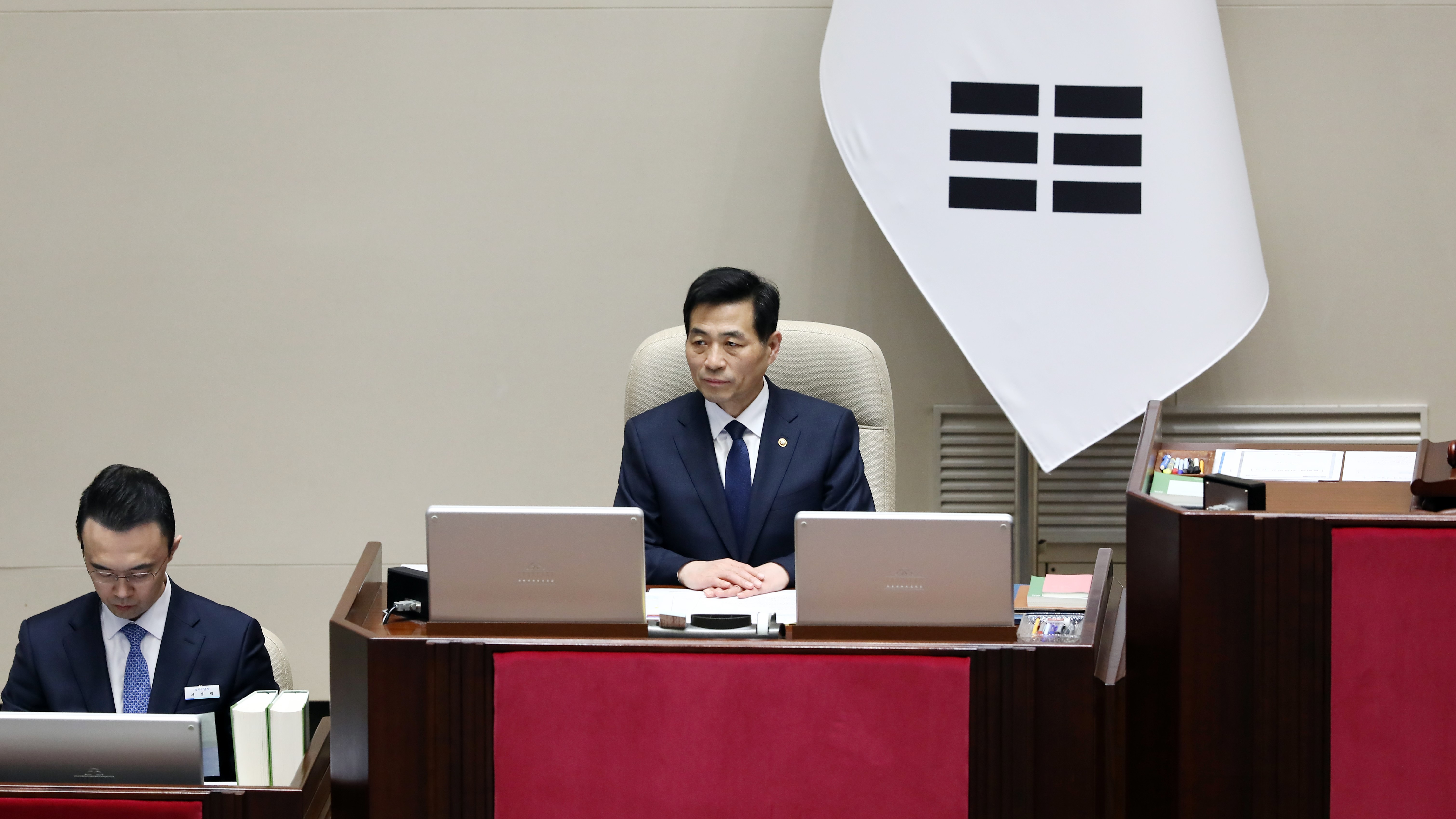김민기 국회사무총장이 14일(금) 오후 국회 본회의장에서 열린 제422회국회(임시회) 제6차 본회의에 참석한 모습.(국회사무처 사진팀)