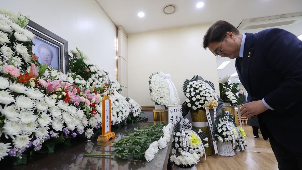 우원식 국회의장은 17일(월) 오후 인천적십자병원 장례식장을 찾아 전날(16일) 별세한 일본군 위안부 피해자 길원옥 할머니를 조문했다.
