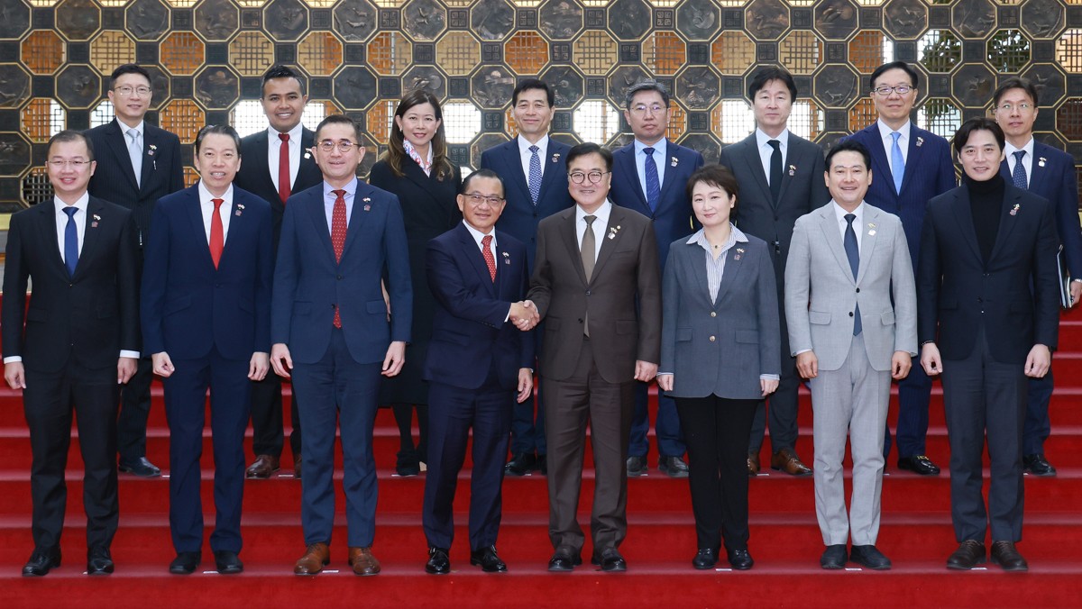 우원식 국회의장이 20일(목) 오전 국회접견실에서 시아 키앤 펭 싱가포르 국회의장과 반갑게 악수하고 있다.(사진=국회사무처 사진팀)