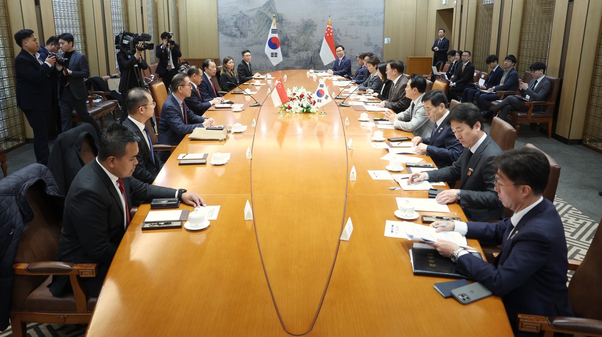 우원식 국회의장이 20일(목) 오전 국회접견실에서 시아 키앤 펭 싱가포르 국회의장과 반갑게 악수하고 있다.(사진=국회사무처 사진팀)