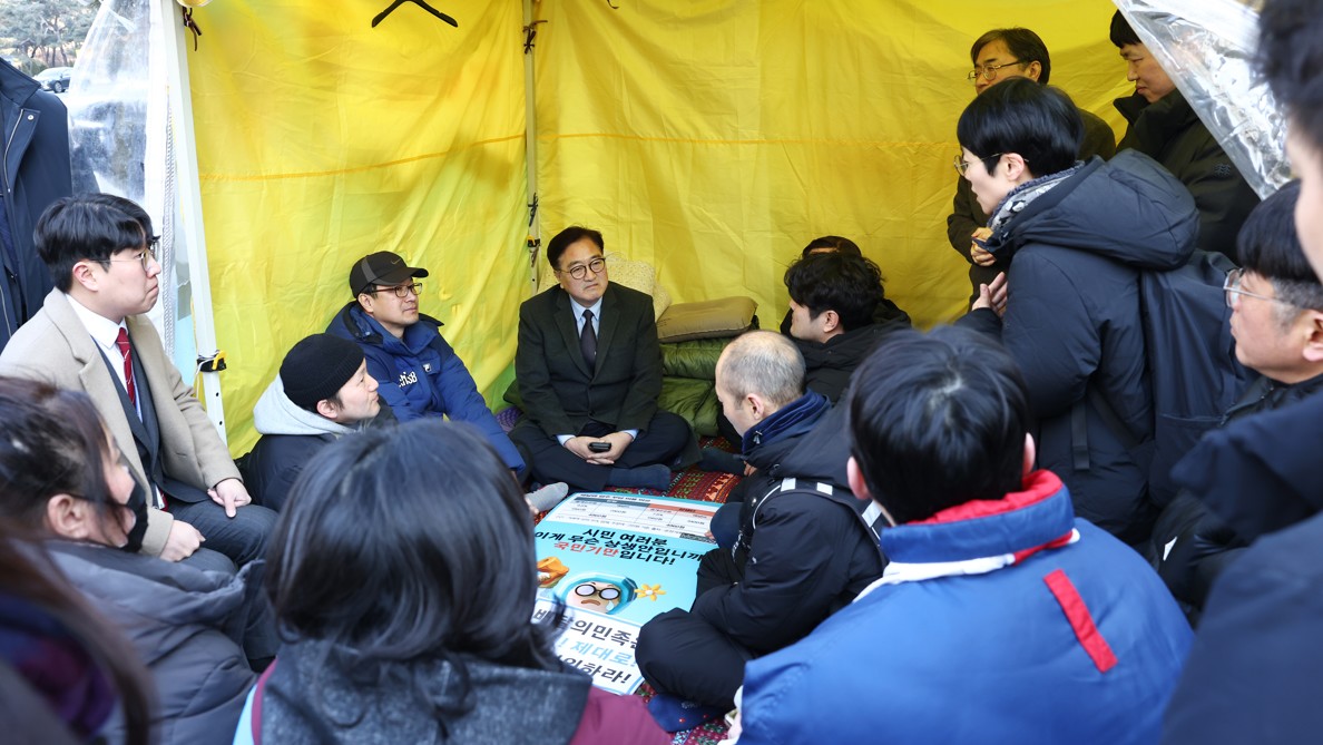 우원식 국회의장이 24일(월) 오후 서울 송파구에 있는 배달플랫폼사 수수료 문제 관련 자영업자 단체 농성장을 방문해 발언하고 있다.(사진=국회사무처 사진팀)