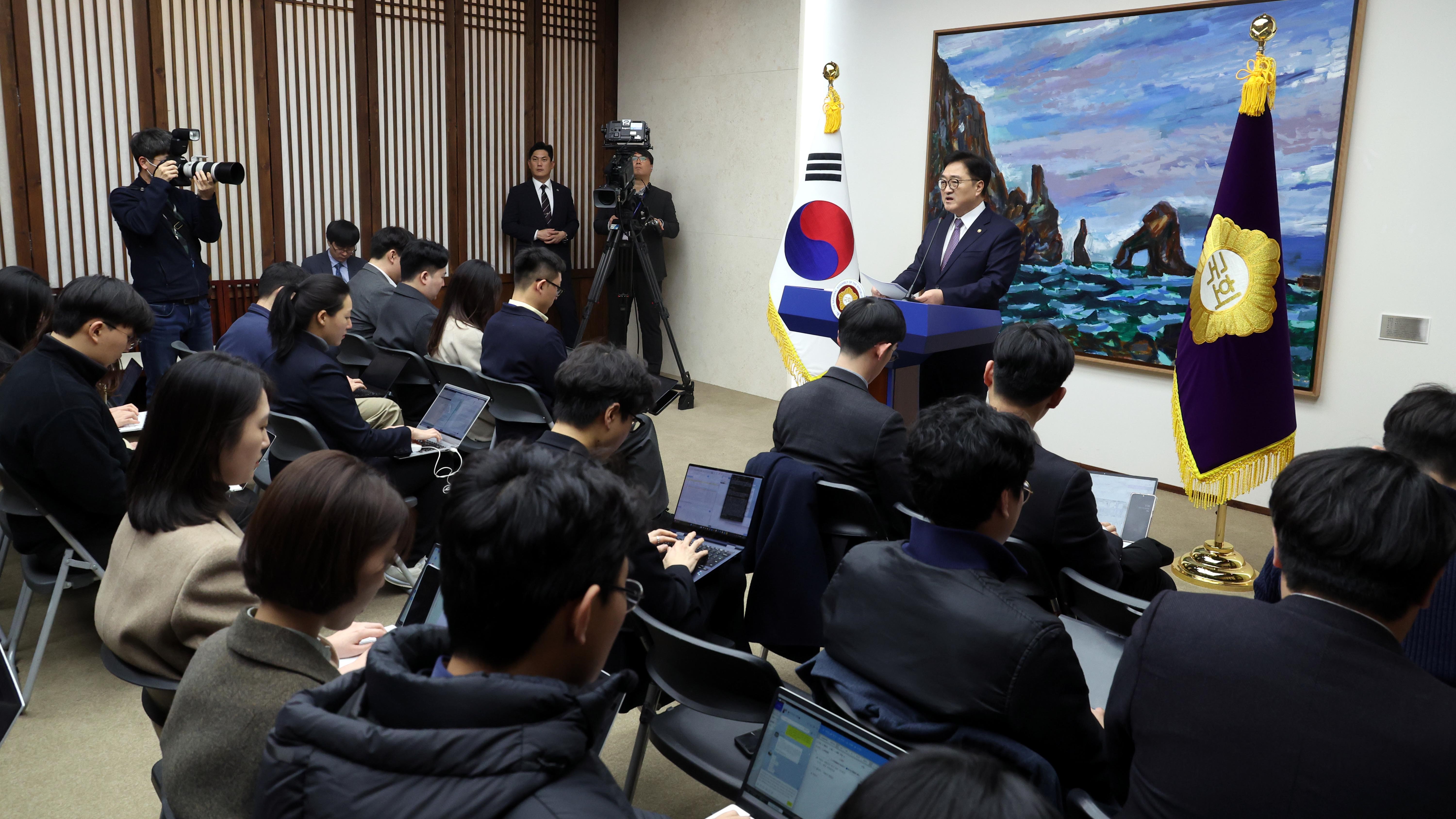 우원식 국회의장이 27일(목) 의장집무실에서 진행한 현안 관련 기자회견에서 발언하고 있다.(사진=뉴시스)