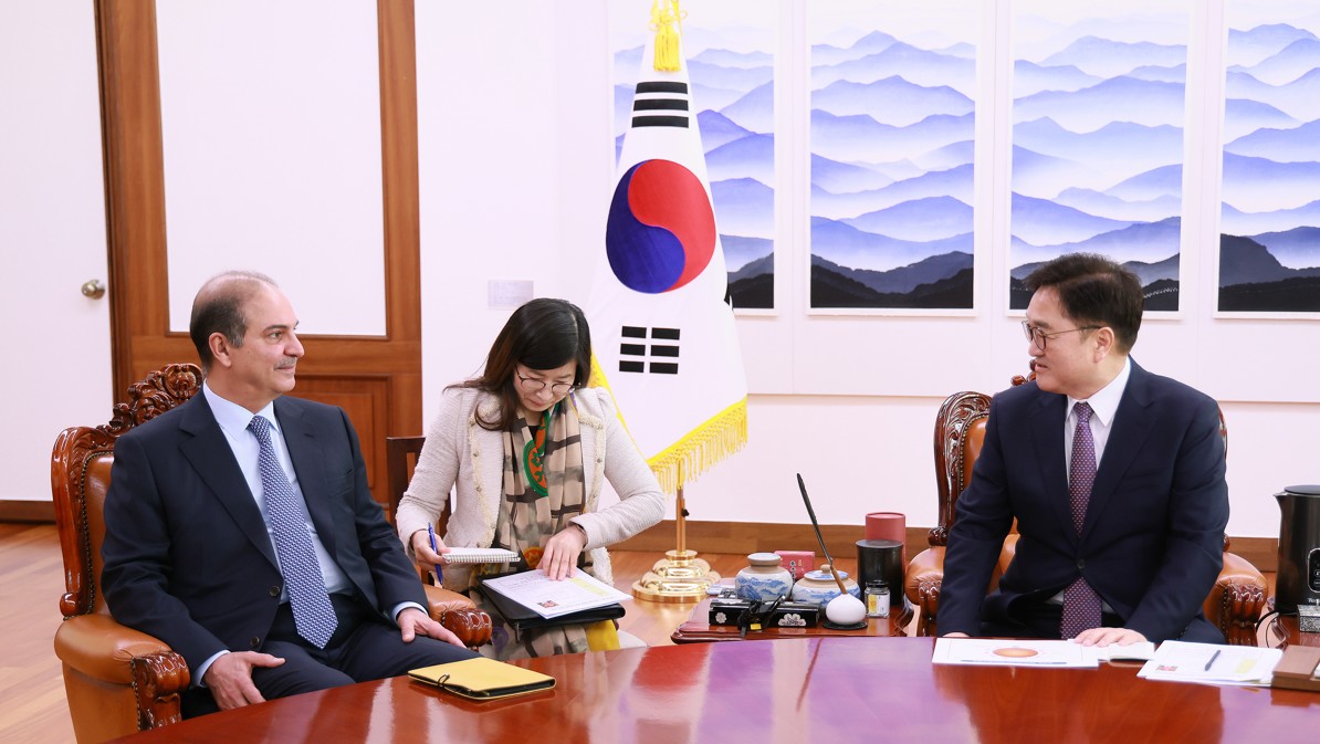 우원식 국회의장이 27일(목) 오전 의장집무실에서 사미 알 사드한 주한사우디아라비아대사와 반갑게 악수하고 있다.(사진=국회사무처 사진팀)